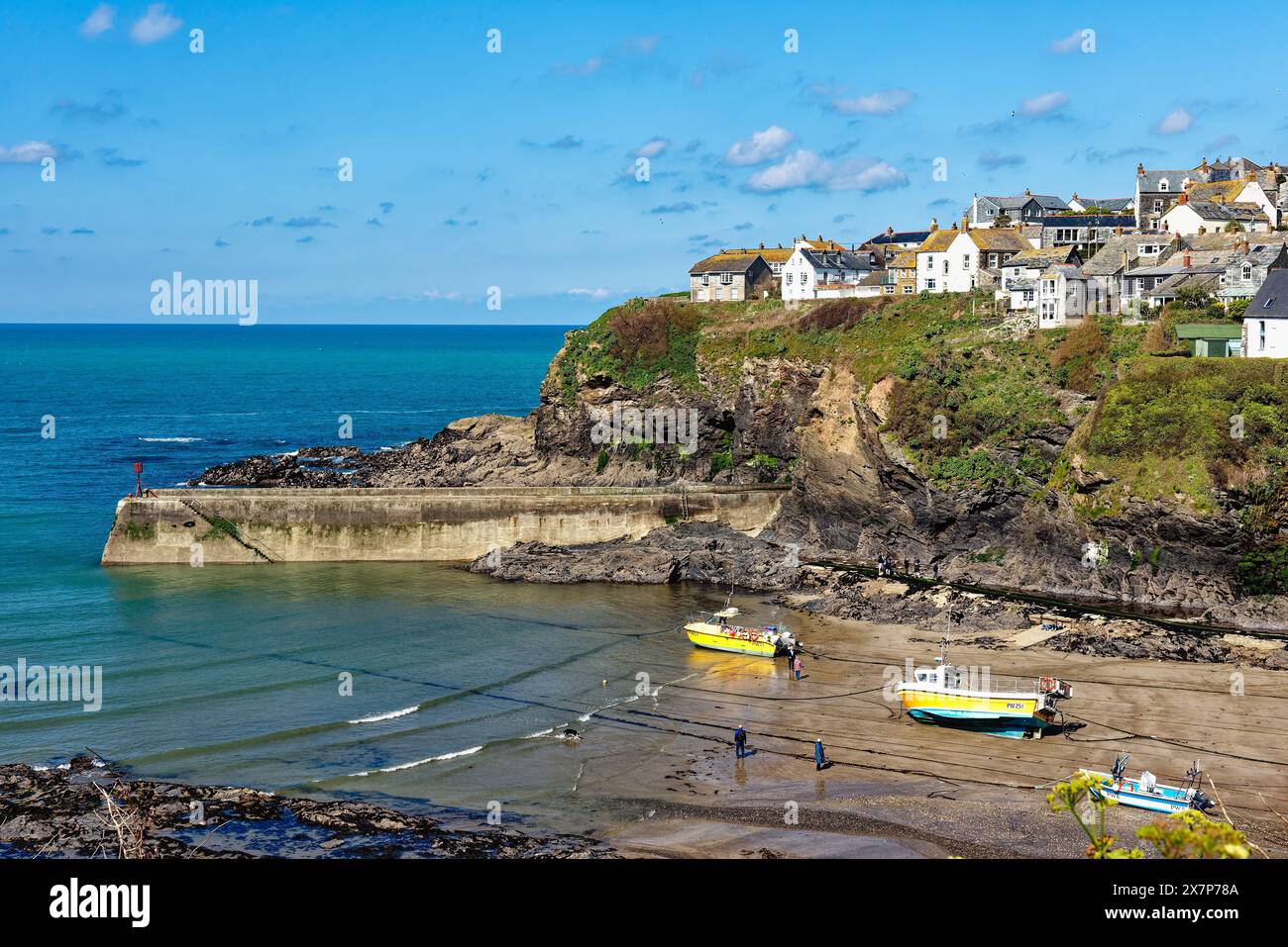 Il villaggio di pescatori della Cornovaglia di Port Isaac in una soleggiata giornata primaverile Nord Cornovaglia Inghilterra Regno Unito Foto Stock