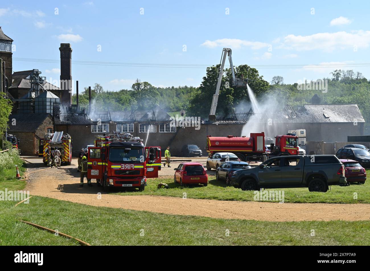 I vigili del fuoco hanno attenuato un incendio che si trovava in uffici sopra la stalla del birrificio nel villaggio nord dell'Oxfordshire di Hook Norton. Foto Stock