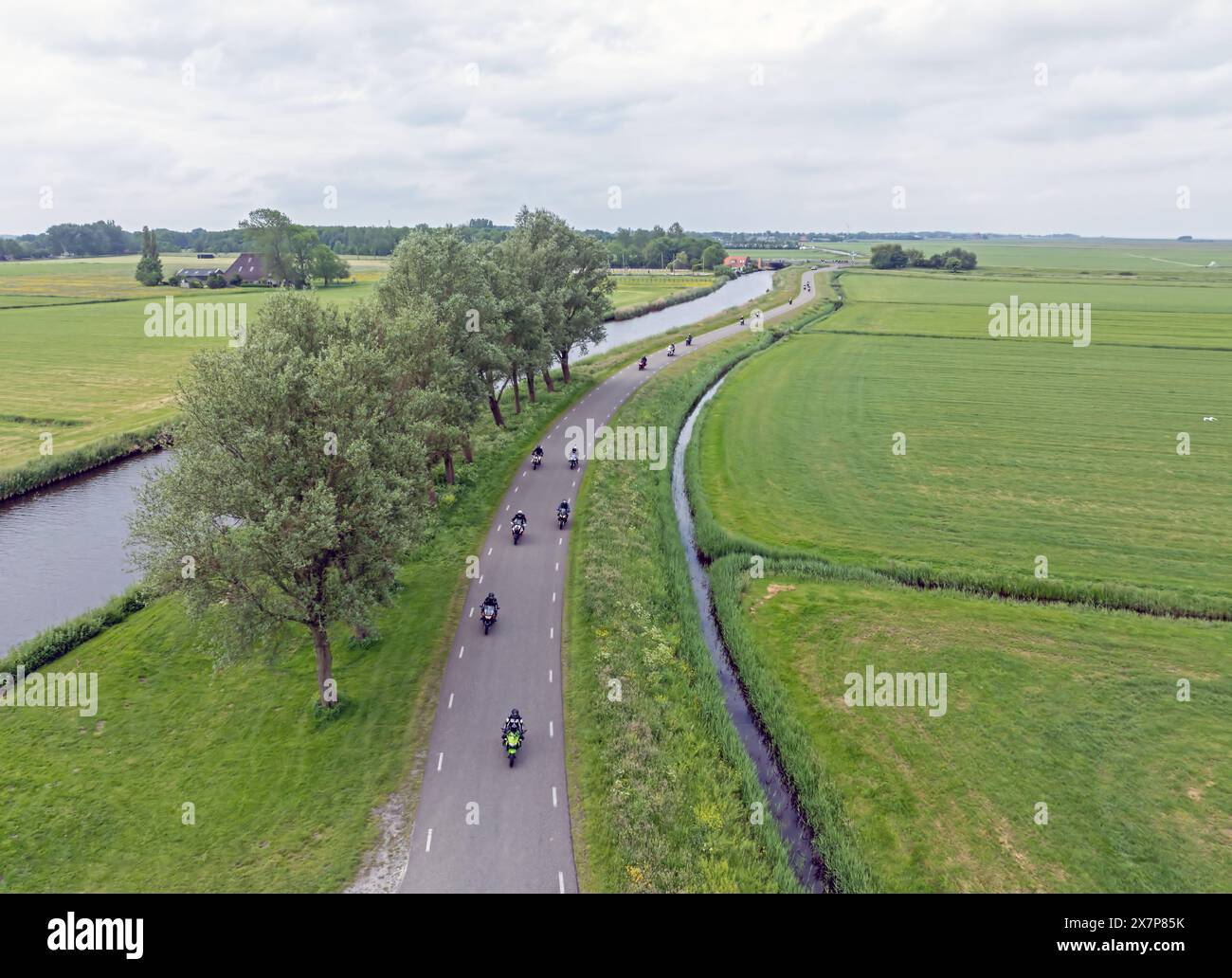Luchtfoto van de jaarlijkse friese elfsteden motorfietstocht bij Koudum nella Frisia Nederland. Uscita ANP/Hollandse Hoogte/Nataraj netherlands - uscita belgio Foto Stock