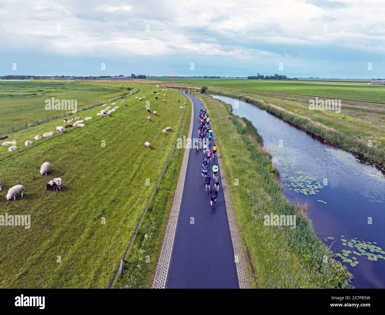 Luchtfoto van de jaarlijkse friese elfsteden fietstocht bij Molkwerum nella Frisia Nederland. Uscita ANP/Hollandse Hoogte/Nataraj netherlands - uscita belgio Foto Stock