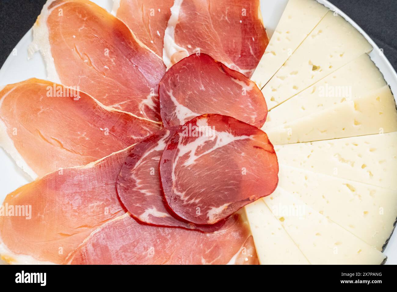 piatto con salsiccia di maiale, prosciutto iberico e formaggio Foto Stock