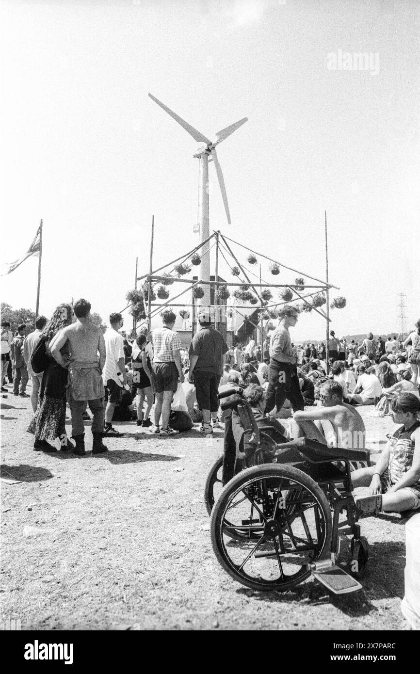 SEDIA A ROTELLE, PALCO PRINCIPALE, GLASTONBURY 95: Una sedia a rotelle tra il palco e la folla da un gazebo sul lato sinistro del Main Field al Glastonbury Festival, Pilton Farm, Somerset, Inghilterra, giugno 1995. Nel 1995 il festival ha celebrato il suo 25 ° anniversario. Non c'era una fase piramidale quell'anno dopo che era bruciata. Molte persone hanno lottato con il colpo di calore nel weekend particolarmente caldo. Foto: ROB WATKINS Foto Stock