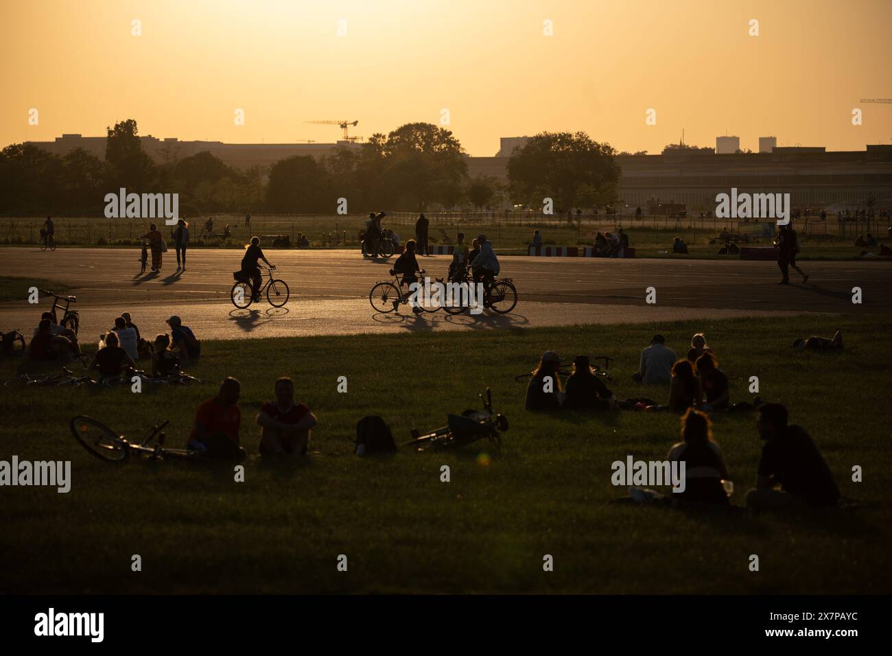 Berlino, Germania. 15 maggio 2024. Le persone si siedono e guidano su Tempelhofer Feld. Gli spazi verdi potrebbero essere utilizzati per lo sviluppo periferico. Crediti: Sebastian Gollnow/dpa/Alamy Live News Foto Stock