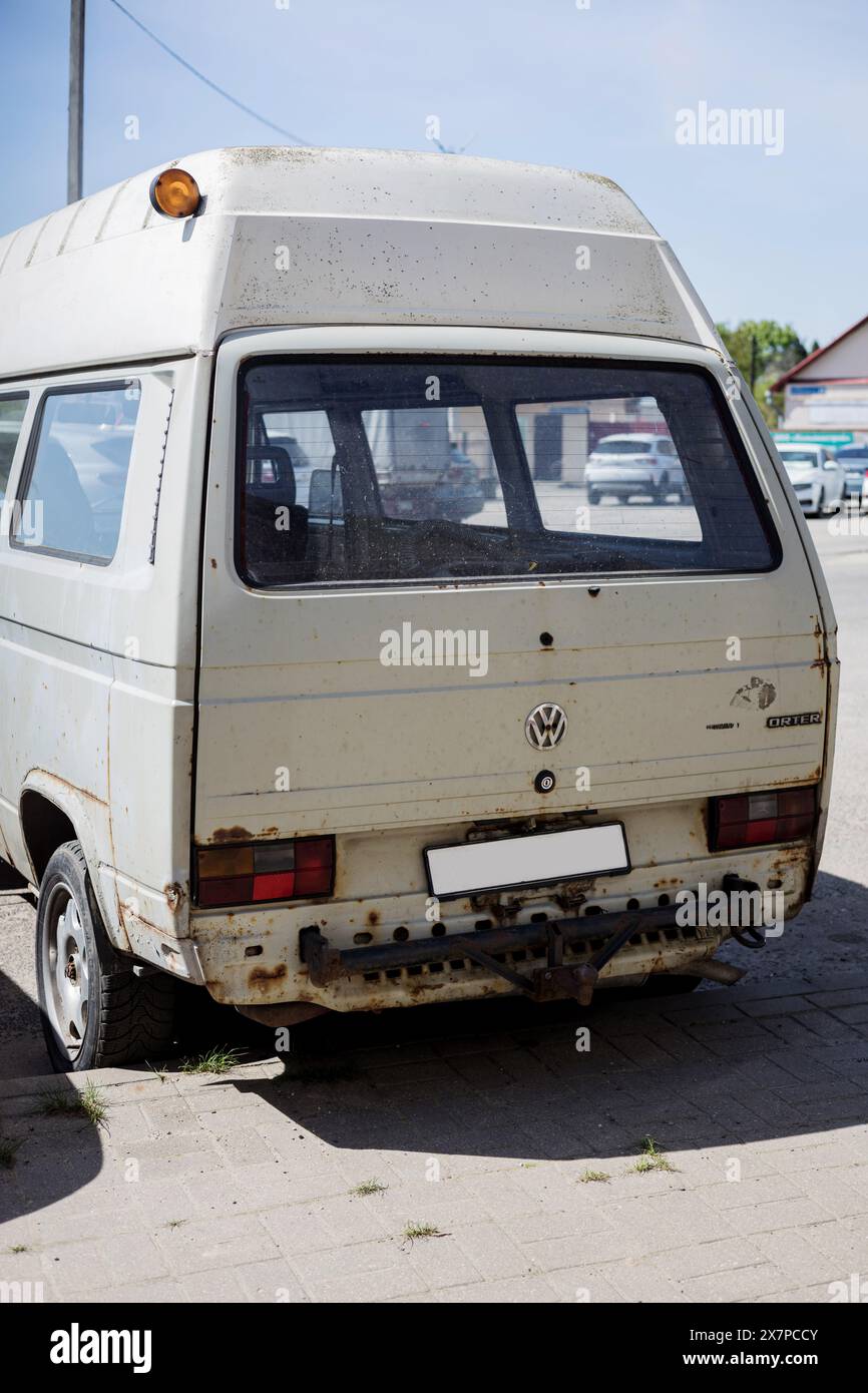 Minsk, Bielorussia, 21 maggio 2024 - Vista posteriore del vecchio classico minivan Volkswagen Transporter Foto Stock