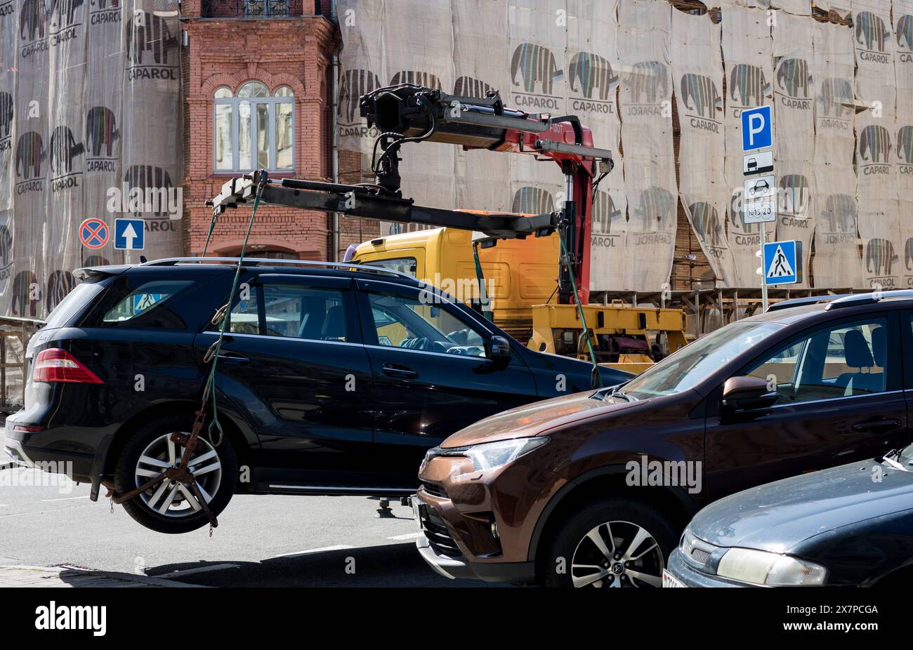 Minsk, Bielorussia, 21 maggio 2024 - evacuazione di auto parcheggiata in modo errato in città Foto Stock