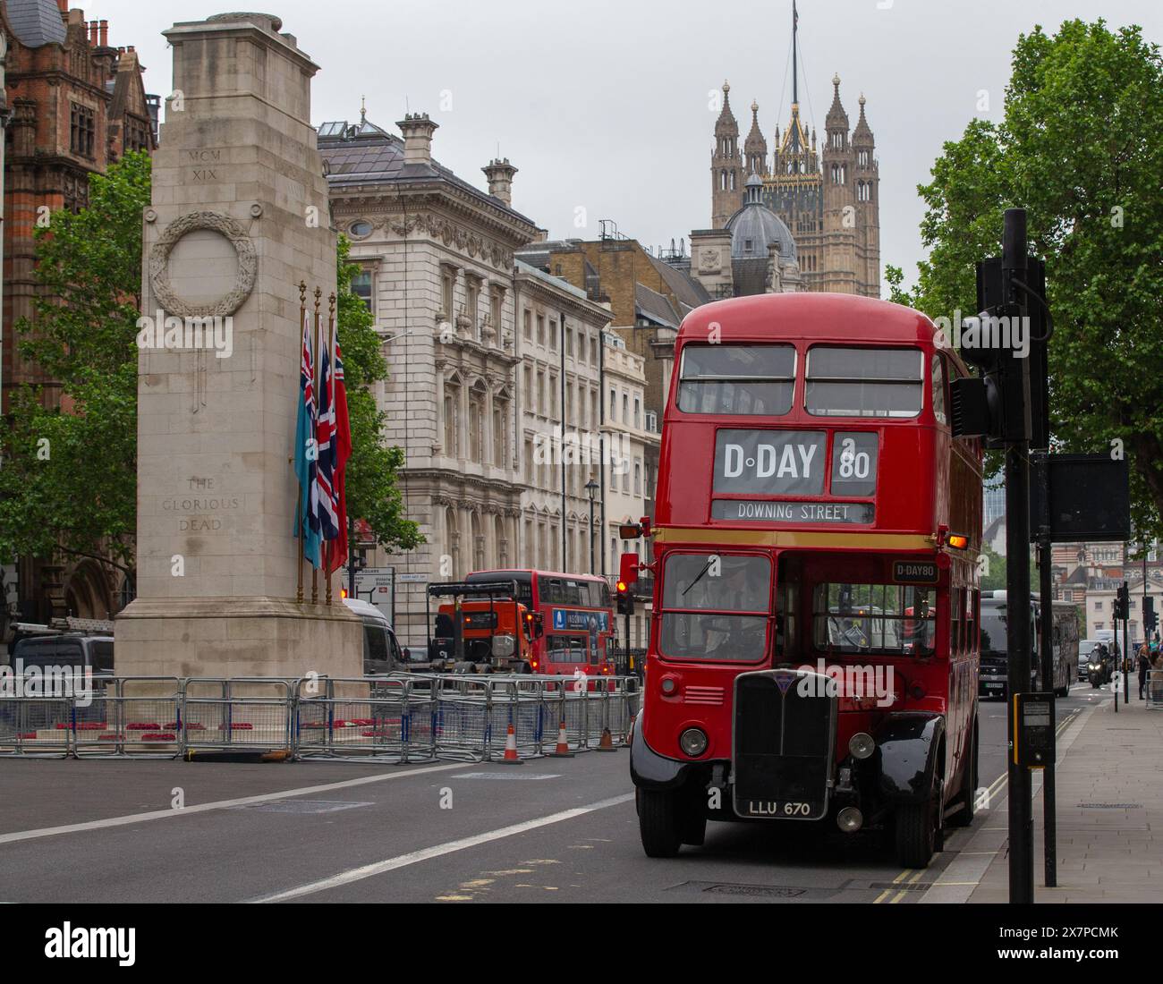 Londra, regno unito, 21 maggio 2024, autobus a due piani vintage rosso D Day fuori Downing Street Whitehall credito: Richard Lincoln/Alamy Live News Foto Stock