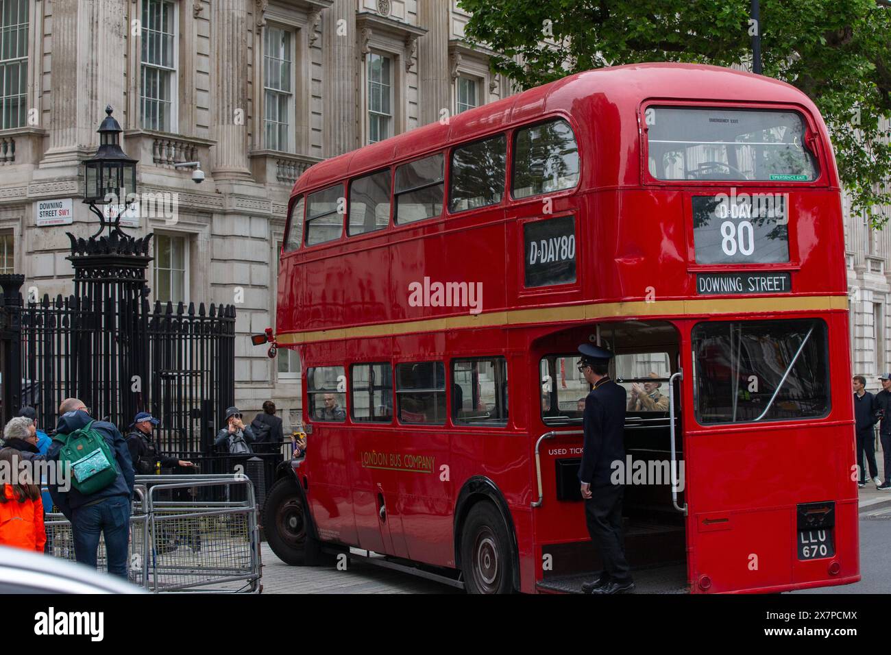 Londra, regno unito, 21 maggio 2024, autobus a due piani vintage rosso D Day fuori Downing Street Whitehall credito: Richard Lincoln/Alamy Live News Foto Stock