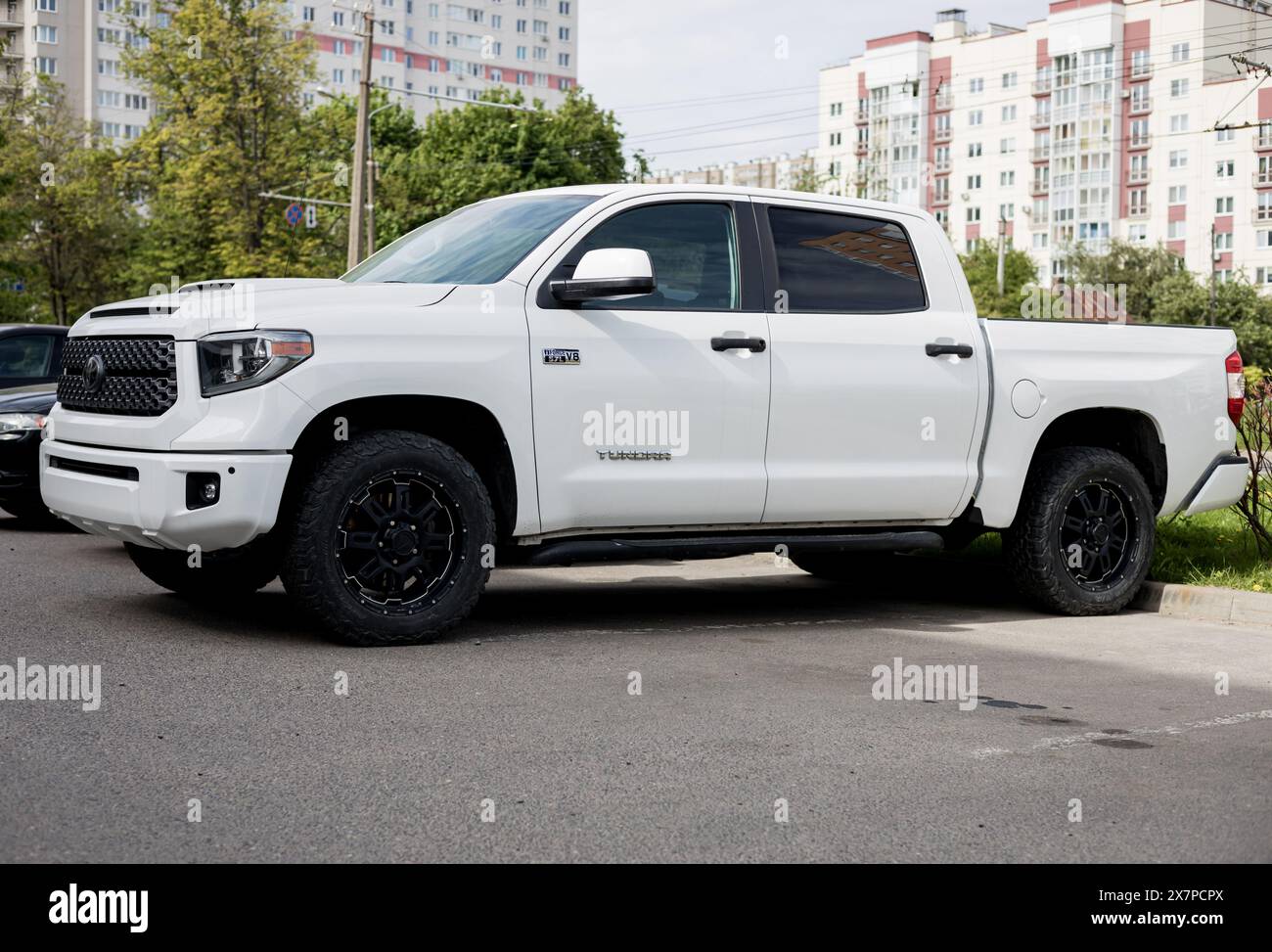 Minsk, Bielorussia, 21 maggio 2024 - pick-up Toyota Tundra White, parcheggiato per strada Foto Stock