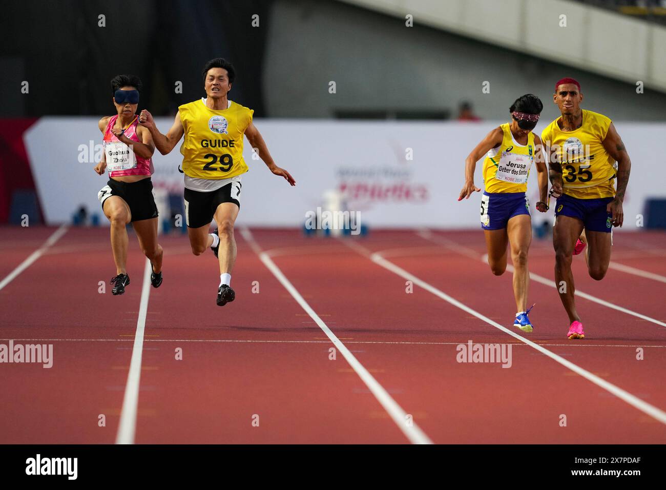 Kobe, Giappone. 21 maggio 2024. Zhou Guohua (1a L) della Cina e la sua guida Jia Dengpu (2a L) gareggiano durante la finale femminile 100m T11 ai Campionati del mondo di atletica leggera Para che si sono svolti a Kobe, Giappone, 21 maggio 2024. Crediti: Zhang Xiaoyu/Xinhua/Alamy Live News Foto Stock