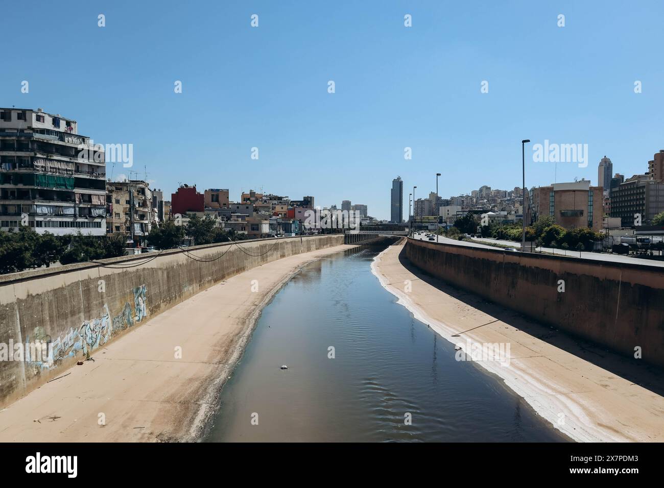 Beirut, Libano — 24.04.2023: Il fiume Beirut nella città omonima, che sfocia nel Mar Mediterraneo Foto Stock