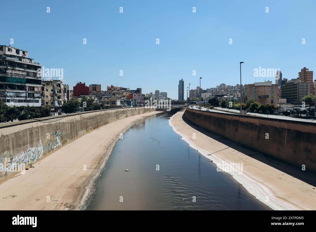 Beirut, Libano — 24.04.2023: Il fiume Beirut nella città omonima, che sfocia nel Mar Mediterraneo Foto Stock