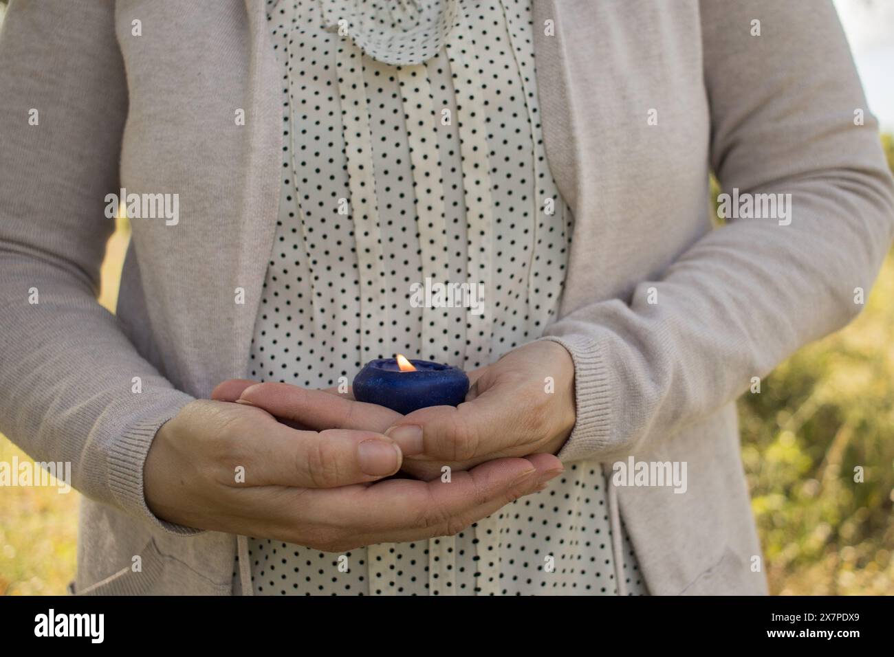 mani donna che tiene la candela blu. Meditazione. Relax. aromaterapia. concetto. Orizzontale Foto Stock