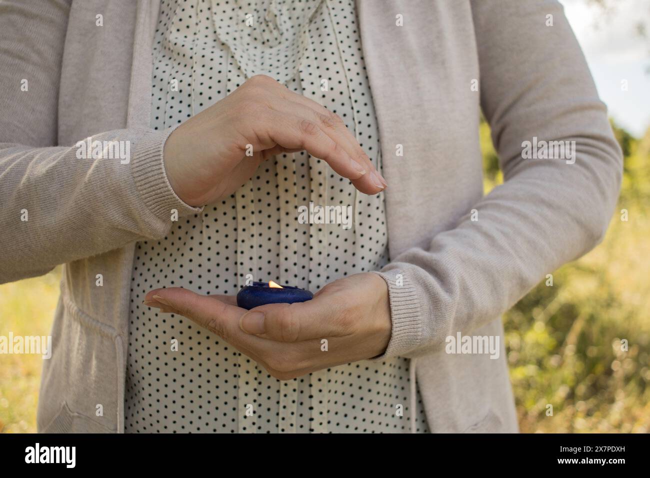 a lume di candela, auto, cura, benessere, armonia, centro benessere, accogliente, comfort, trattamento, terapia Foto Stock