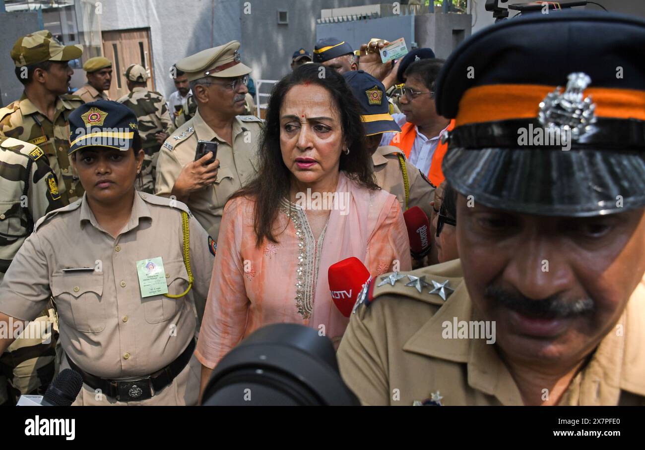 Mumbai, India. 20 maggio 2024. La veterana attrice di Bollywood Hema Malini lascia la tribuna dopo aver dato il suo voto a Mumbai. I sondaggi erano per sei seggi alle elezioni Loksabha a Mumbai. Questi sei seggi erano Mumbai North, Mumbai North West, Mumbai North East, Mumbai North Central, Mumbai South Central e Mumbai South Central. Lo stato del Maharashtra ha registrato un'affluenza alle urne più bassa del 54%. (Foto di Ashish Vaishnav/SOPA Images/Sipa USA) credito: SIPA USA/Alamy Live News Foto Stock