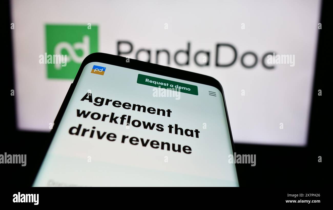 Telefono cellulare con sito web della società statunitense PandaDoc Inc. Di fronte al logo aziendale. Mettere a fuoco in alto a sinistra sul display del telefono. Foto Stock