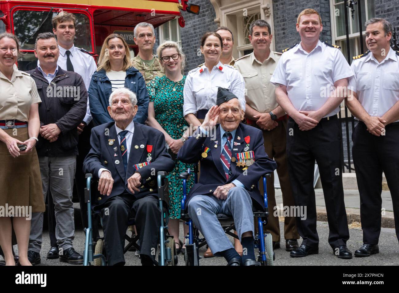 Londra, Regno Unito. 21 maggio 2024. Commemorazioni del D Day a Downing Street Londra Veterans George Chandler, Navy Able Seaman e Bernard Morgan Raf sergente, credito: Ian Davidson/Alamy Live News Foto Stock