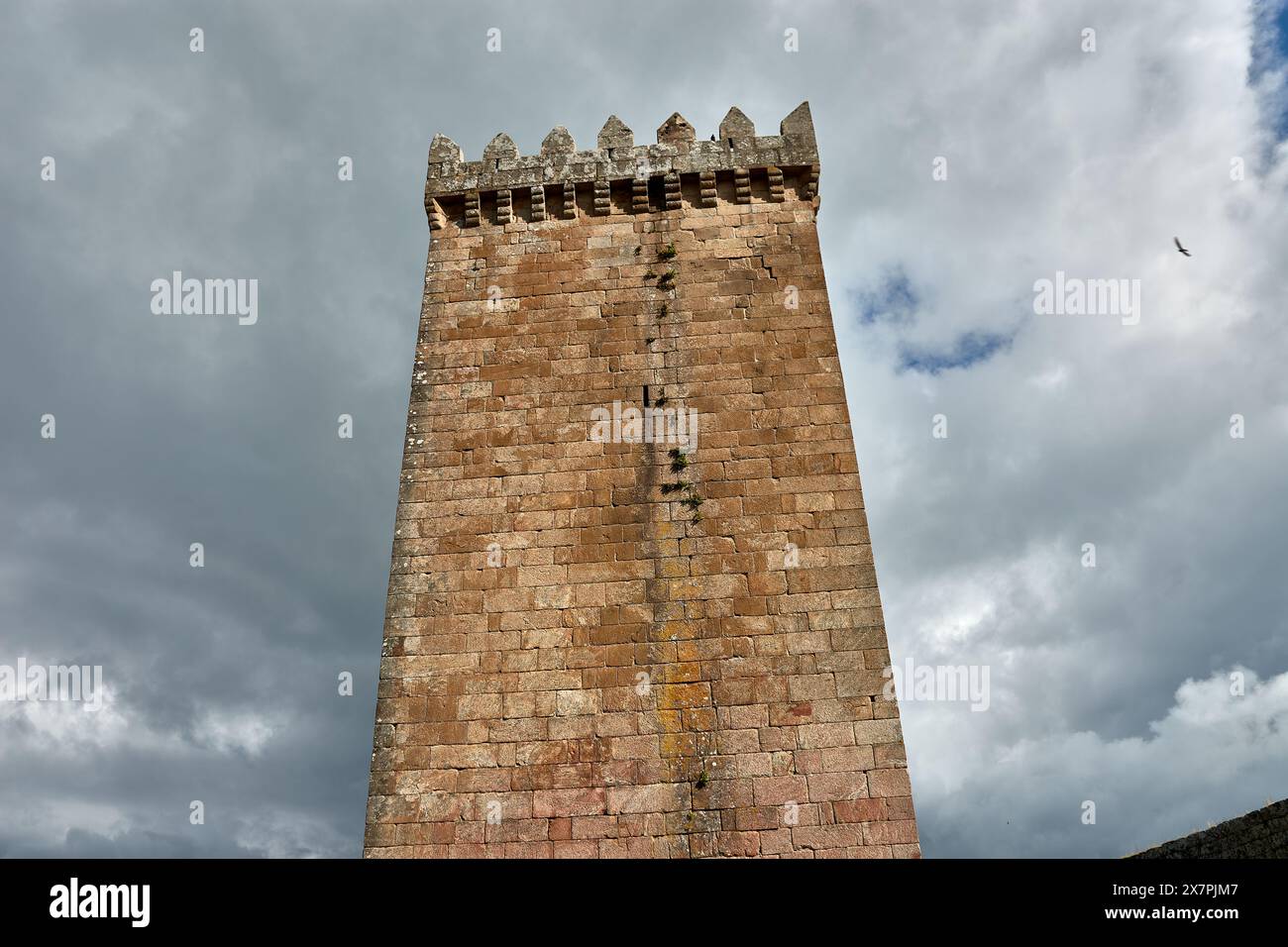 Torre isolata in pietra del Castello situata a Castro Laboreiro in Melgaco in Portogallo Foto Stock