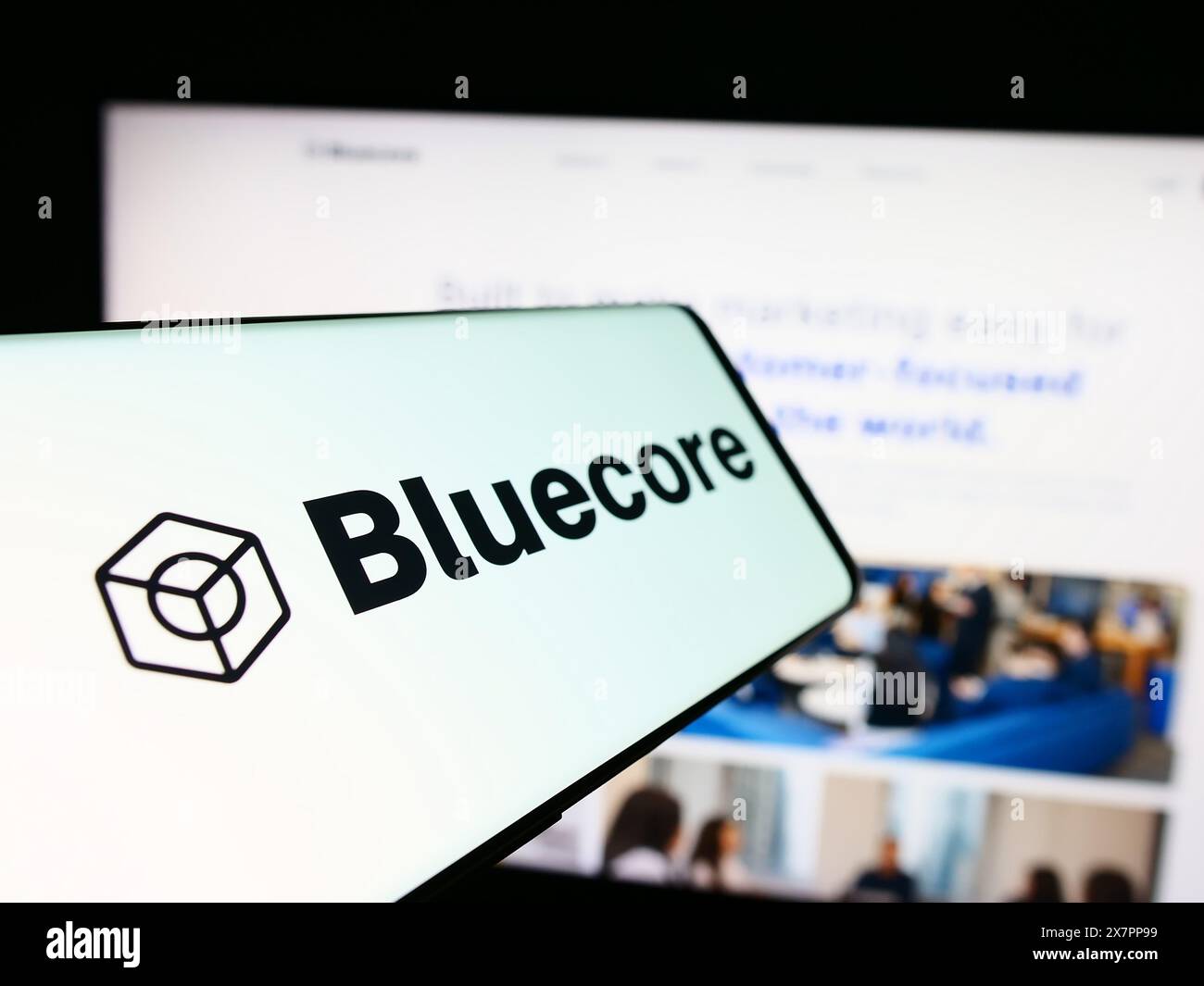 Telefono cellulare con logo della società americana di tecnologia di marketing Bluecore Inc. Di fronte al sito Web aziendale. Mettere a fuoco la parte sinistra del display del telefono. Foto Stock