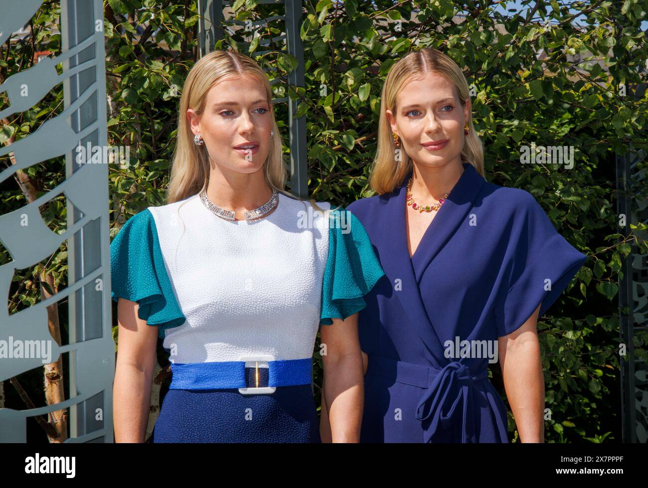 Lady Amelia Spencer (L) e sua sorella gemella Lady Eliza Spencer (R) indossano gioielli Boodles al Boodles National Gallery Garden a RHS Chelsea. Foto Stock