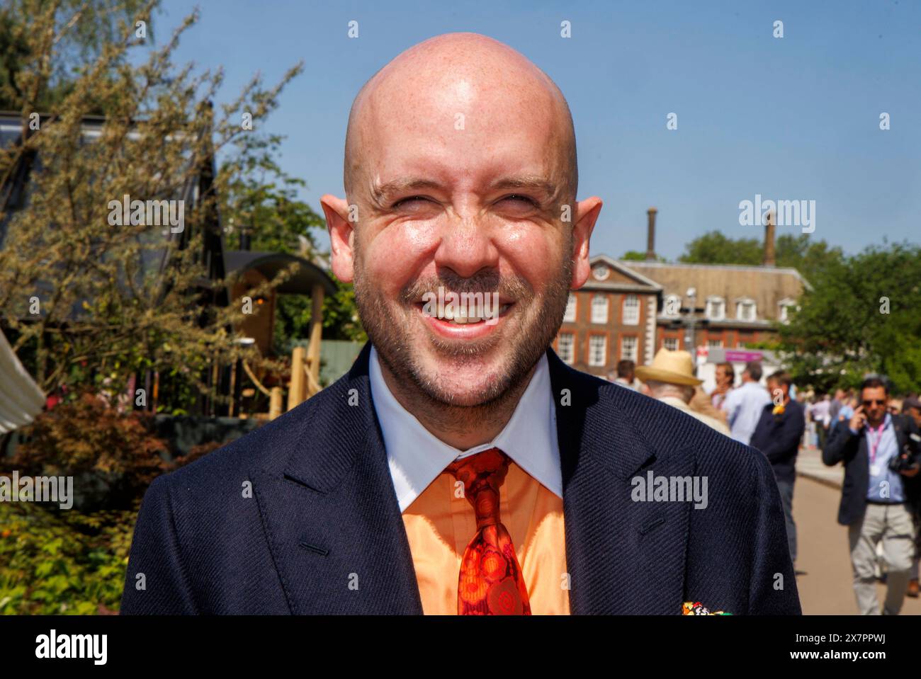Tom Allen, comico inglese, attore, scrittore e presentatore al RHS Chelsea Flower Show. Foto Stock