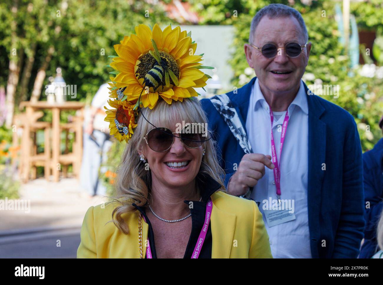 Un membro RHS con un cappello floreale come un girasole all'RHS Chelsea Flower Show. Foto Stock