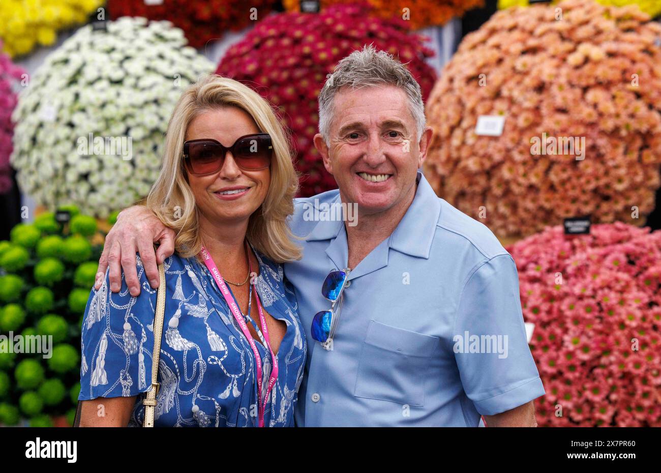 Jonathan Davies, ex calciatore gallese di rugby e commentatore di rugby, al RHS Chelsea Flower Show con la sua terza moglie, Jay Thorburn. Foto Stock