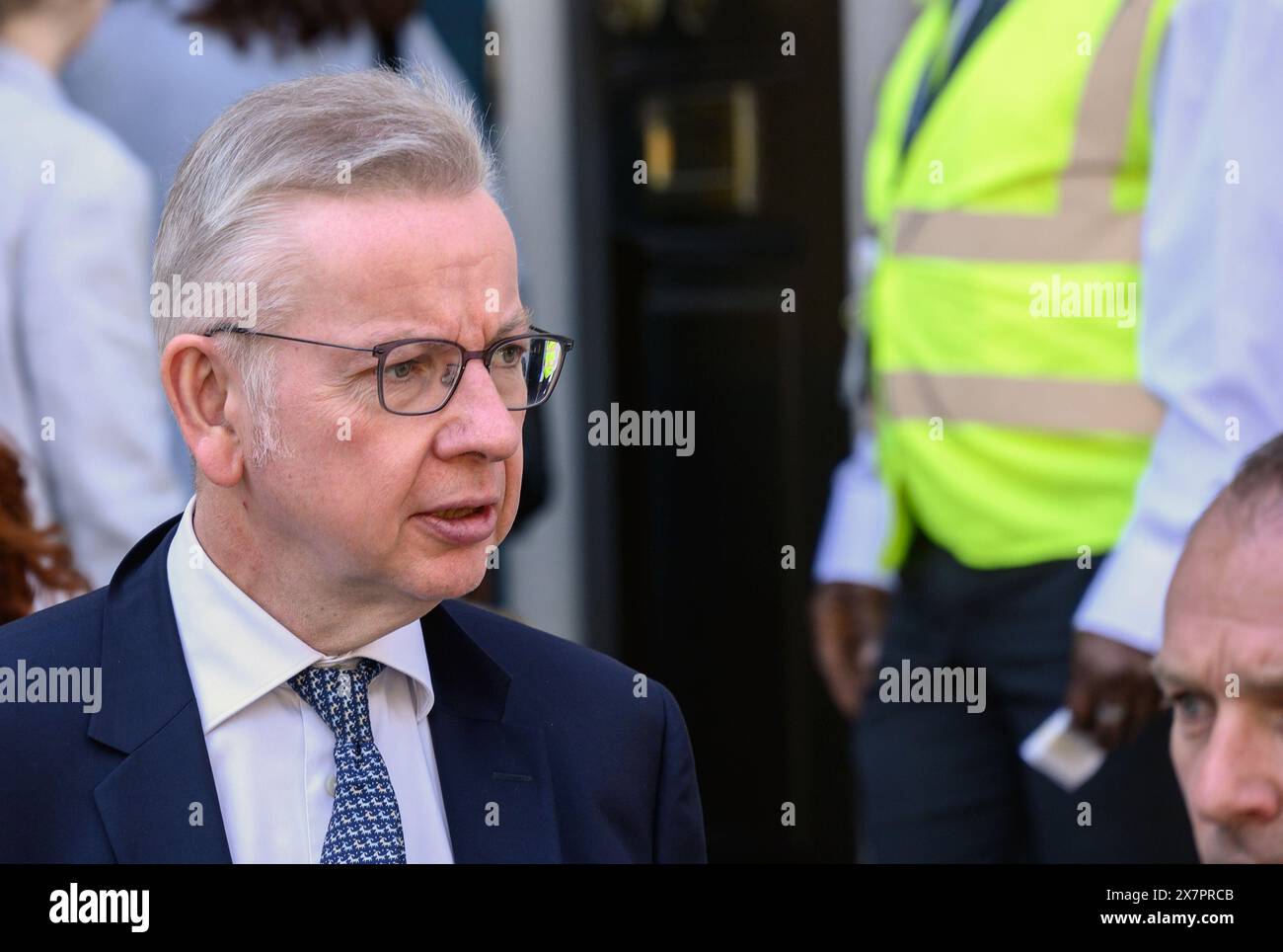 Michael Gove MP (con: Surrey Heath - Segretario di Stato per il livellamento, gli alloggi e le comunità; Ministro delle relazioni intergovernative) lasciando t Foto Stock