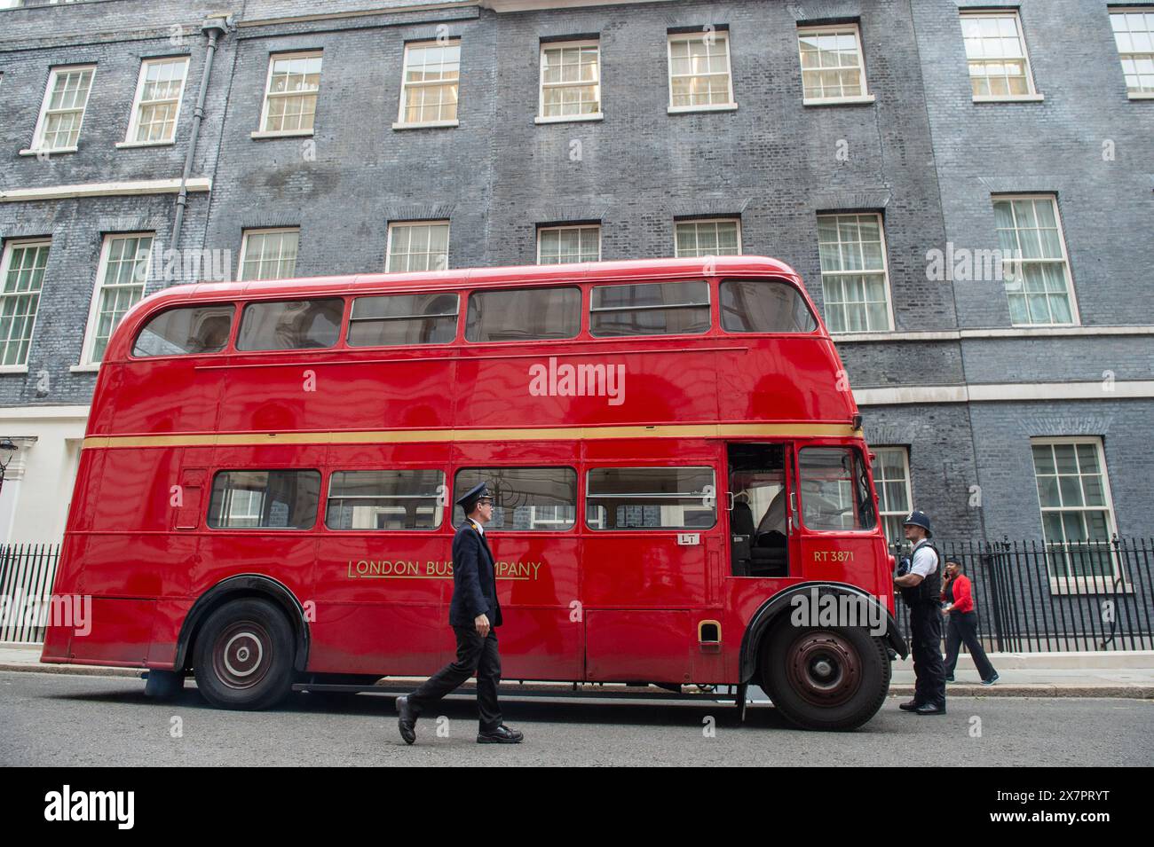 Londra, Inghilterra, Regno Unito. 21 maggio 2024. L'autobus rosso vintage a due piani arriva a Downing Street come parte del 80° anniversario della commemorazione del D-Day. (Credit Image: © Thomas Krych/ZUMA Press Wire) SOLO PER USO EDITORIALE! Non per USO commerciale! Crediti: ZUMA Press, Inc./Alamy Live News Foto Stock