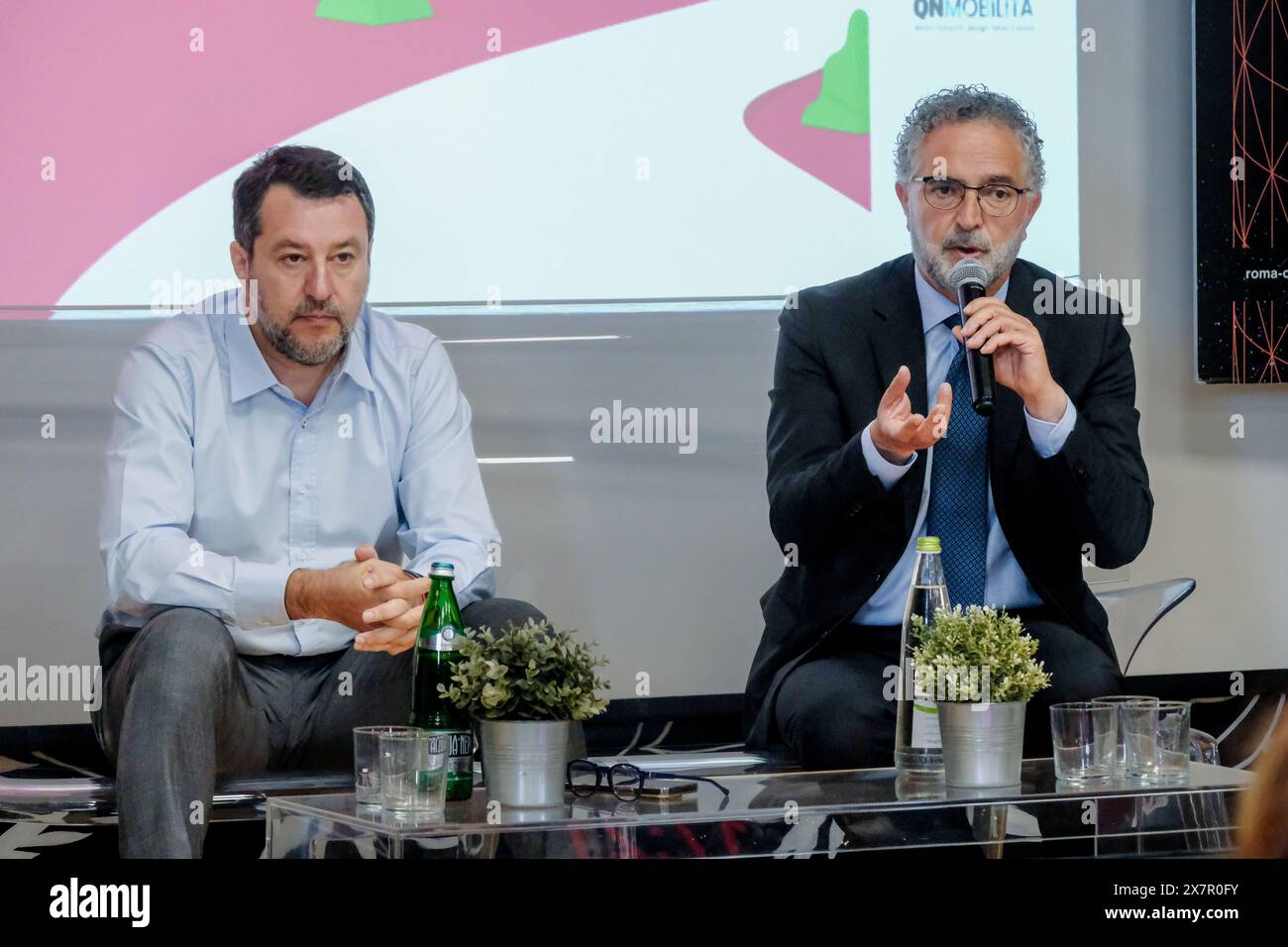 Il Ministro dei trasporti e infrastrutture Matteo Salvini, il direttore centrale per la polizia stradale, ferroviaria e per i Reparti speciali della polizia di Stato Renato cortese, in occasione del convegno sull'educazione alla sicurezza stradale, «rivolte. Sulla strada della sicurezza', tenutosi a Roma, Martedì, 21 maggio 2024 (foto Mauro Scrobogna/LaPresse) Ministro dei trasporti e delle infrastrutture Matteo Salvini, direttore centrale della polizia stradale e ferroviaria e dei dipartimenti speciali della polizia di Stato Renato cortese in occasione del convegno sulla sicurezza stradale educati Foto Stock