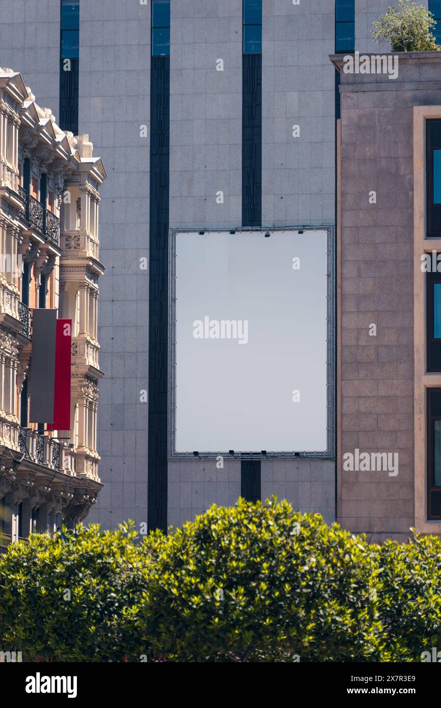 Cartellone bianco sulla facciata di un edificio nel cuore di Madrid per il mockup pubblicitario Foto Stock