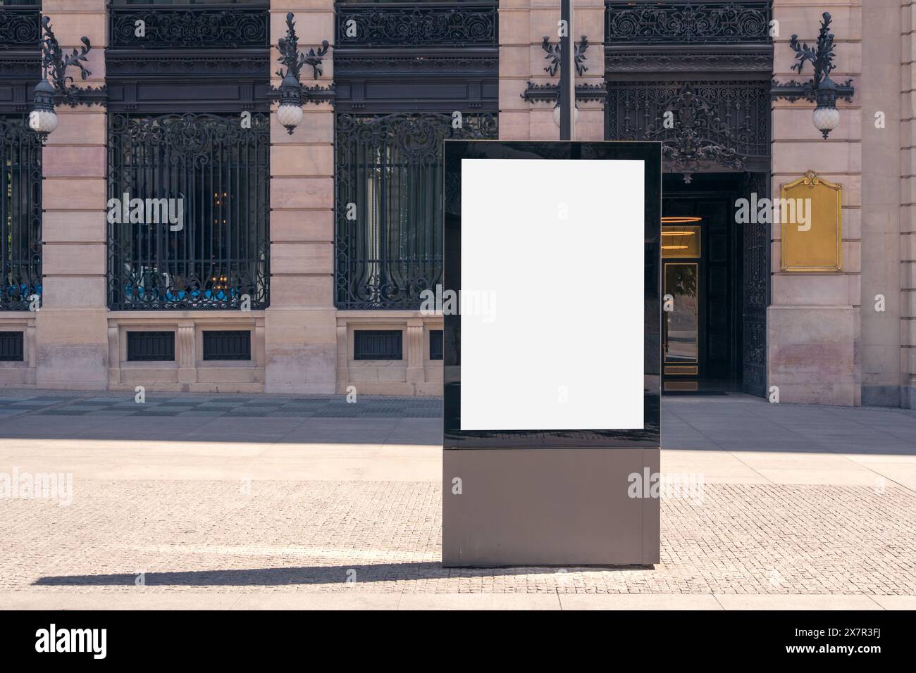 Cartellone pubblicitario vuoto di fronte ad un edificio classico di Madrid, ideale per mockup e marketing Foto Stock
