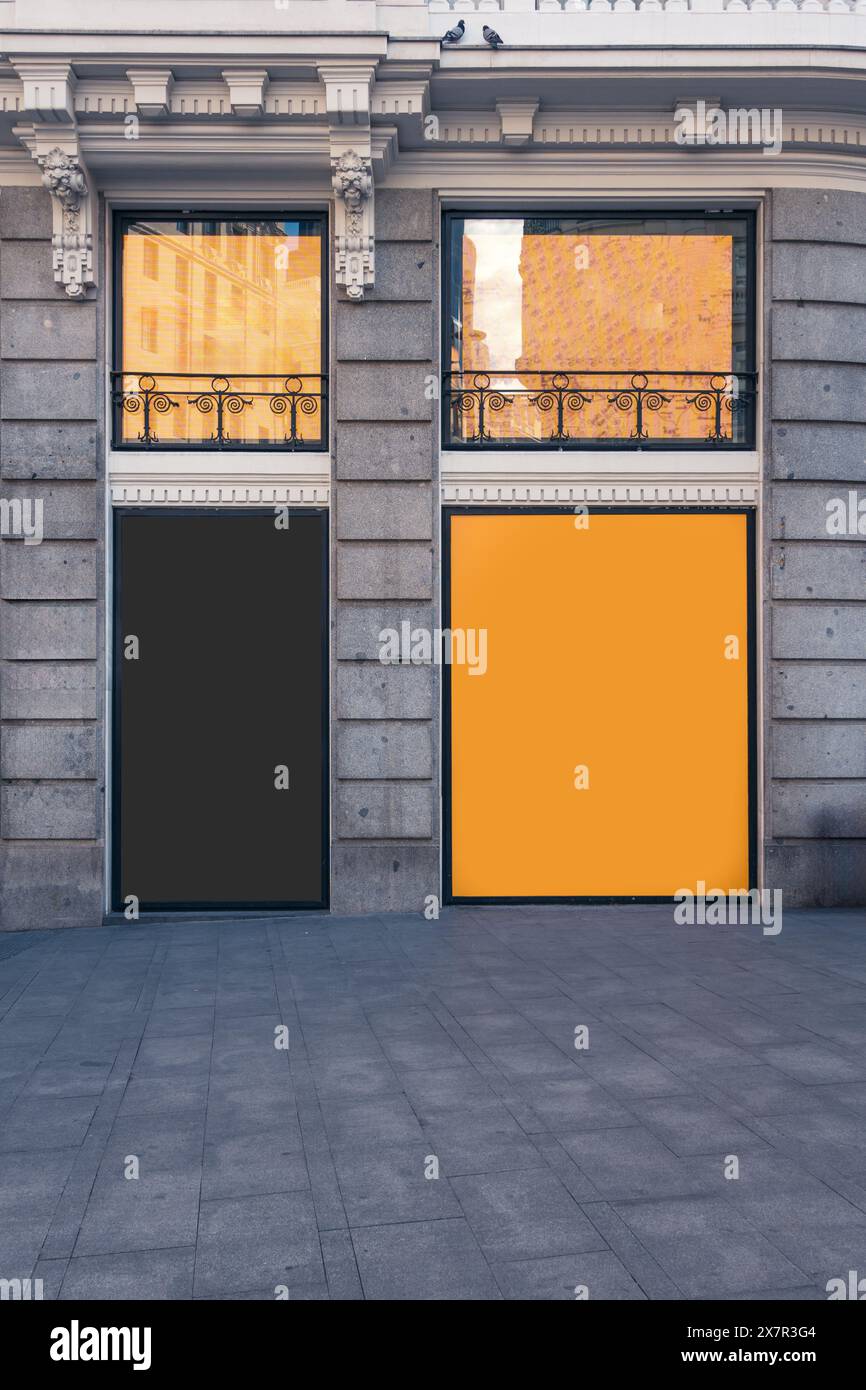 Striscioni vuoti sul fronte di un edificio classico di Madrid, ideali per mockup e design pubblicitari Foto Stock
