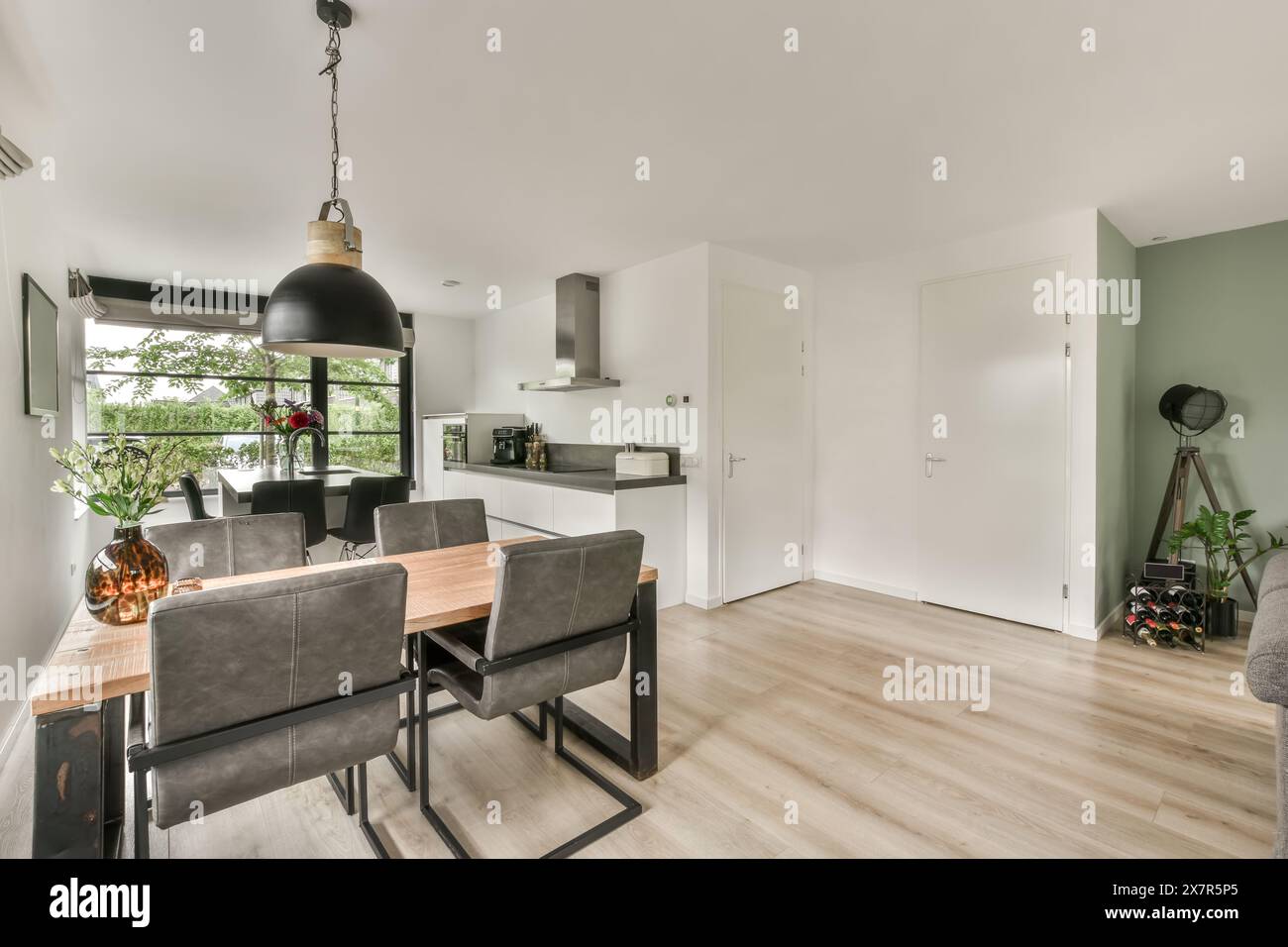 Moderna zona pranzo e cucina con arredi eleganti in un appartamento a Madrid Foto Stock