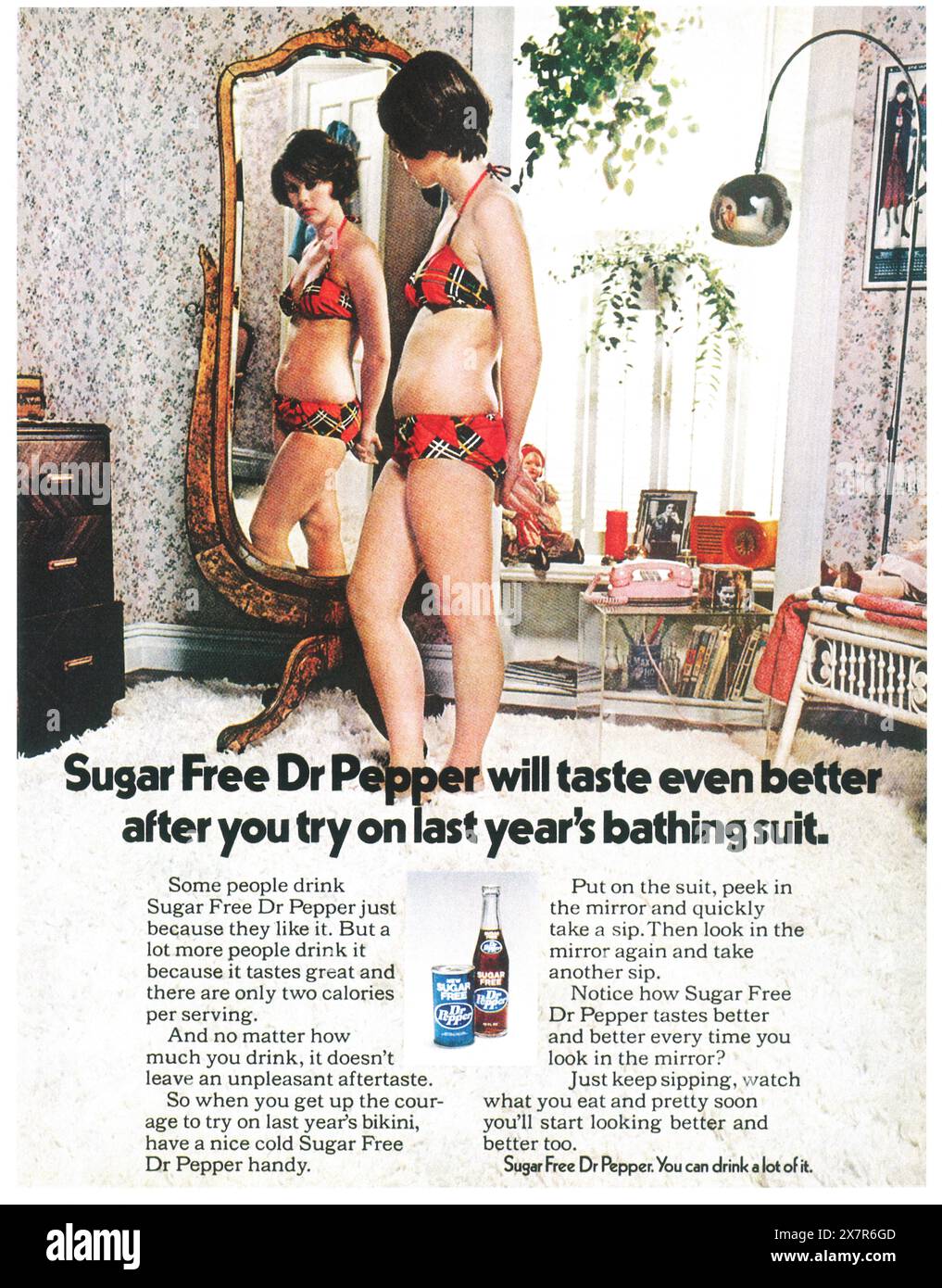1973 annuncio senza zucchero Dr Pepper - "...assaggeranno ancora meglio il costume da bagno dell'anno scorso" Foto Stock