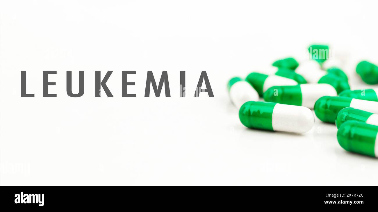 Un mucchio di pillole con la parola leucemia scritta su di loro. Le pillole sono verdi e bianche Foto Stock