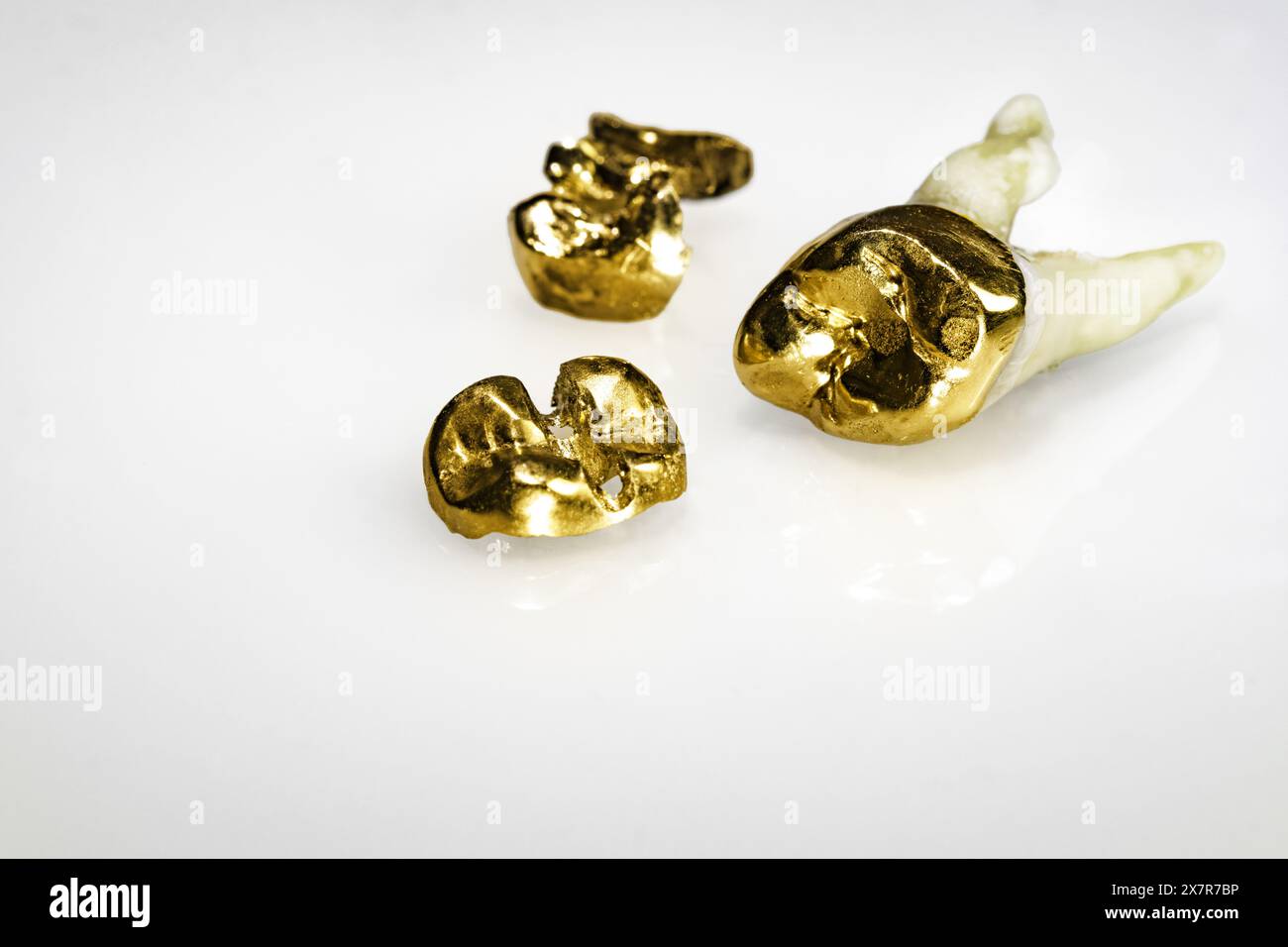 Tagliato da corone dentali usate fatte d'oro Foto Stock