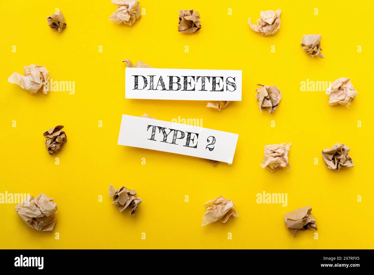 Uno sfondo giallo con sopra una pila di carta. Sulla carta è scritta la parola diabete, ed è circondata da altri pezzi di carta. La scena lo è Foto Stock