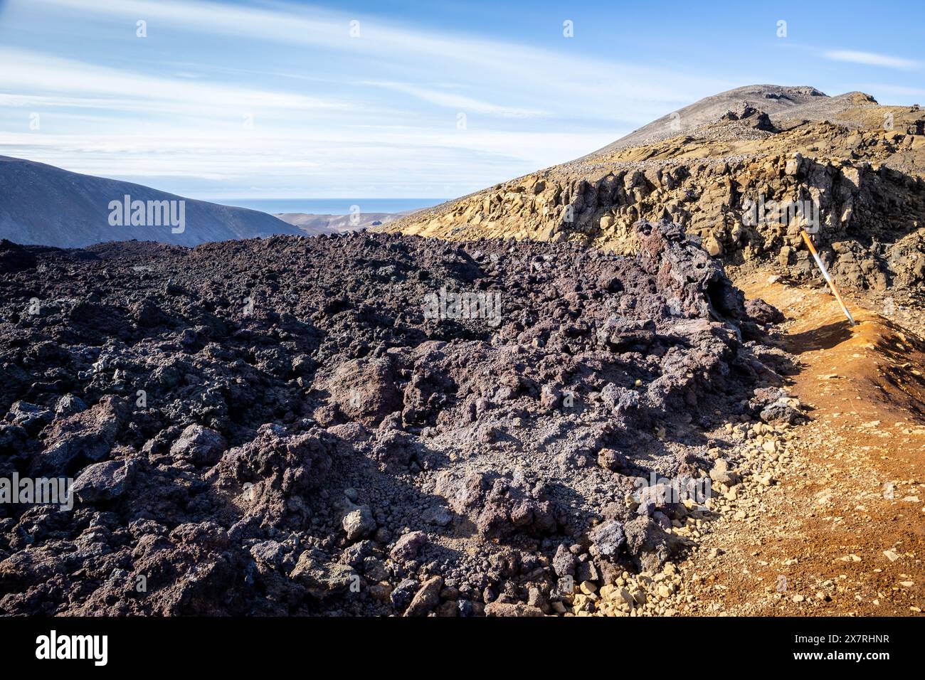 Campo lavico del vulcano Fagradalsfjall con lava basaltica congelata creata dopo l'eruzione e le prese d'aria fumante, Islanda. Foto Stock