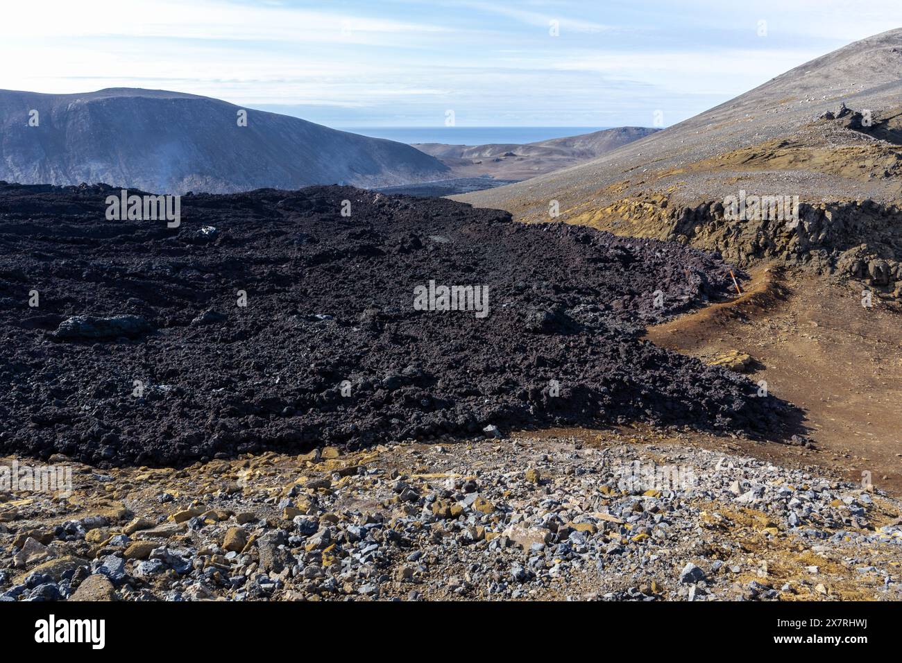 Campo lavico del vulcano Fagradalsfjall con lava basaltica congelata creata dopo l'eruzione e le prese d'aria fumante, Islanda. Foto Stock