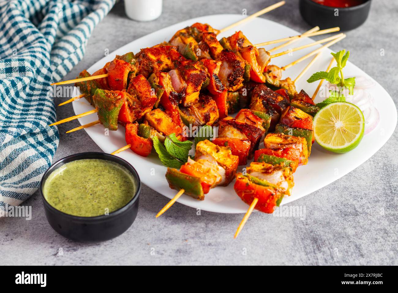 Focalizzazione selettiva del famoso piatto indiano Paneer Tikka Masala Tandoor o Paneer Kebab con sfondo scuro. Foto Stock