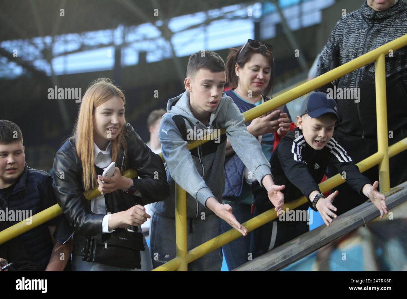 Non esclusiva: DNIPRO, UCRAINA - 19 MAGGIO 2024 - i giovani tifosi si vedono dopo la partita del 29 della Premier League Ucraina 2023/2024 tra SC Dnipro-1 e. Foto Stock
