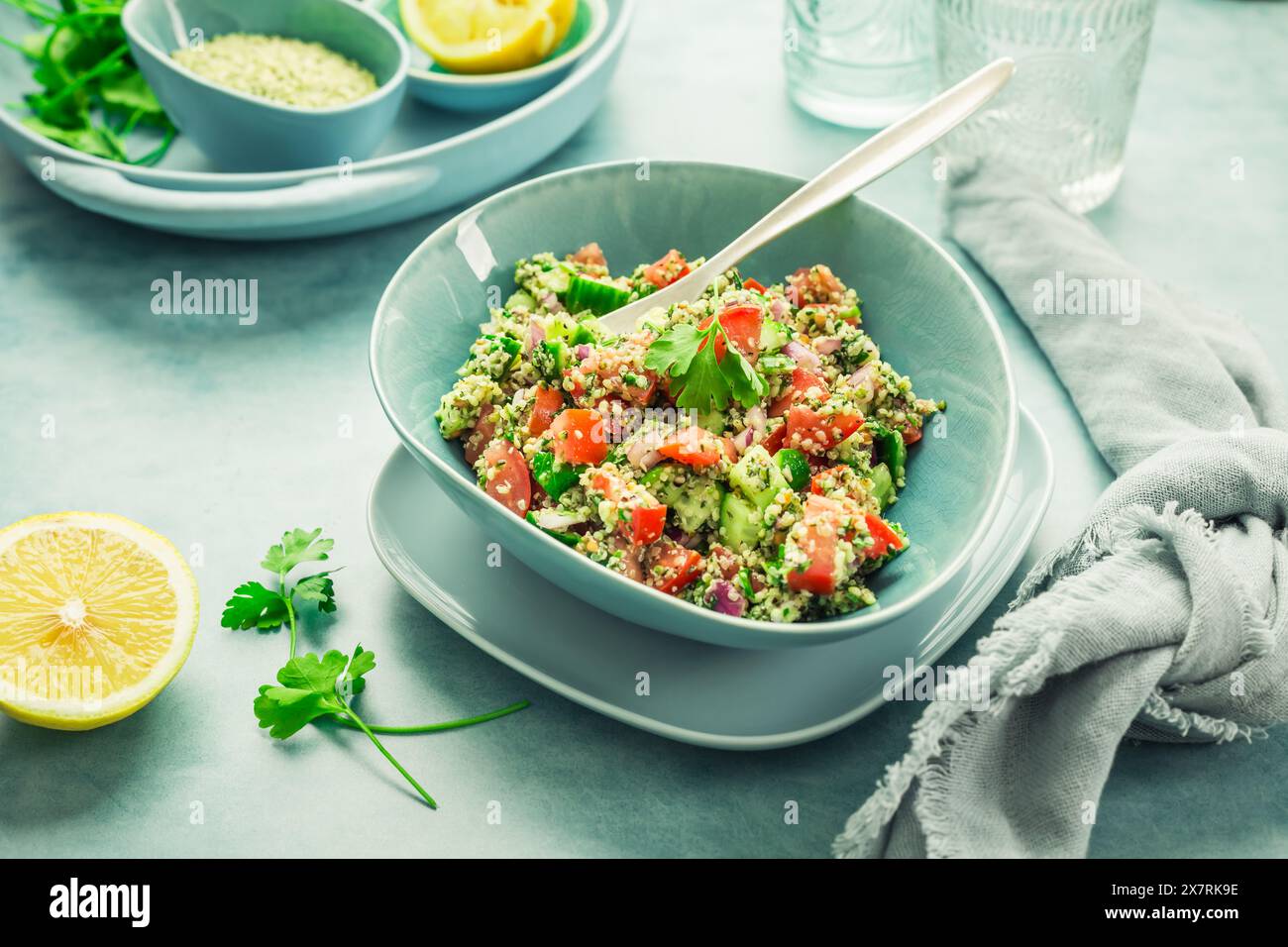 Insalata di tabbouleh. Insalata Tabouli fresca fatta in casa con prezzemolo fresco, cipolle, pomodori e semi di pancia. Foto Stock