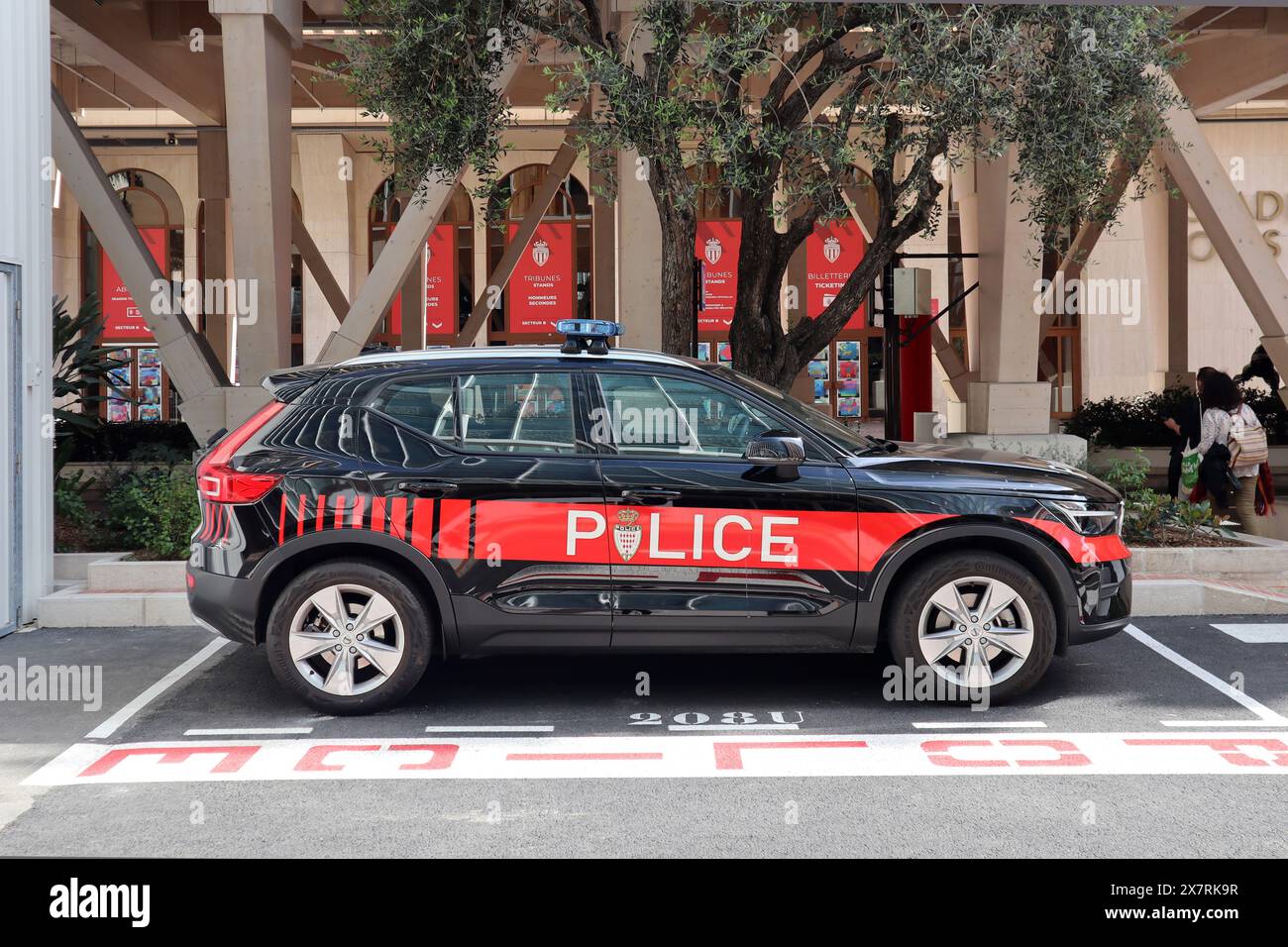 Monaco, Monaco - 19.03.2023: Auto della polizia di Monaco sulla strada vicino allo Stadio Luigi II Foto Stock
