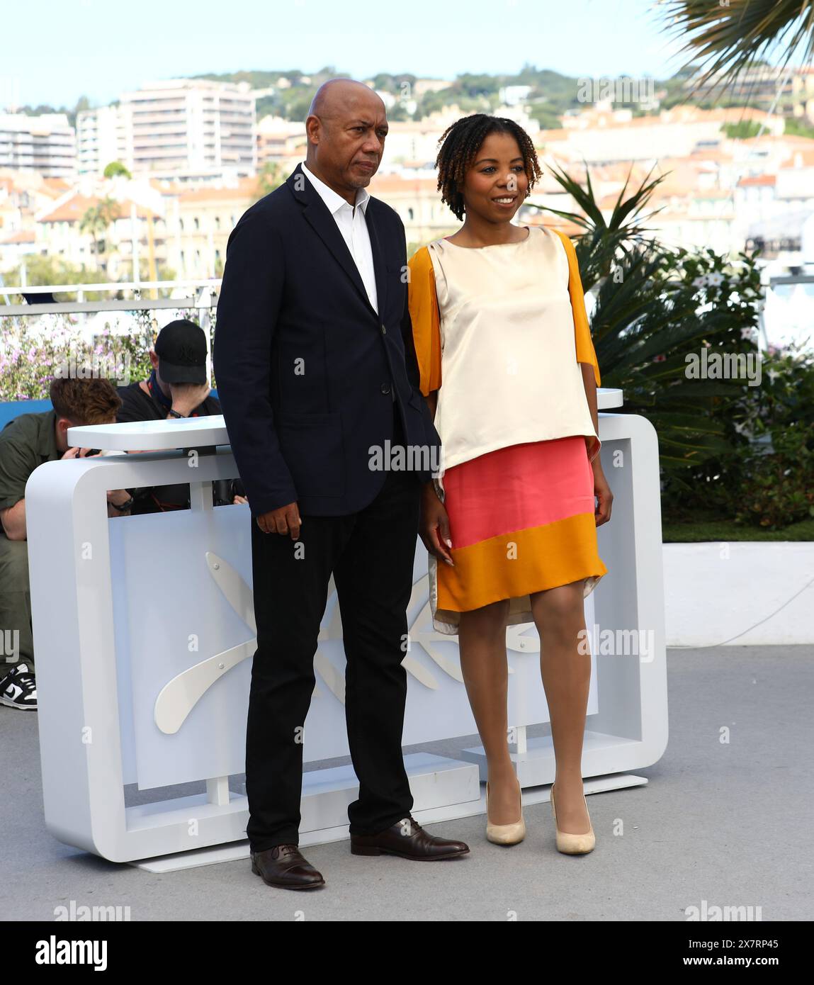 21 maggio 2024, Cannes, Costa azzurra, Francia: RAOUL PECK e il produttore LAURENCE LASCARY hanno posato durante la fotochiamata "Ernest Cole, Lost and Found" al 77° Festival annuale di Cannes al Palais des Festivals di Cannes, Francia (Credit Image: © Mickael Chavet/ZUMA Press Wire) SOLO USO EDITORIALE! Non per USO commerciale! Foto Stock