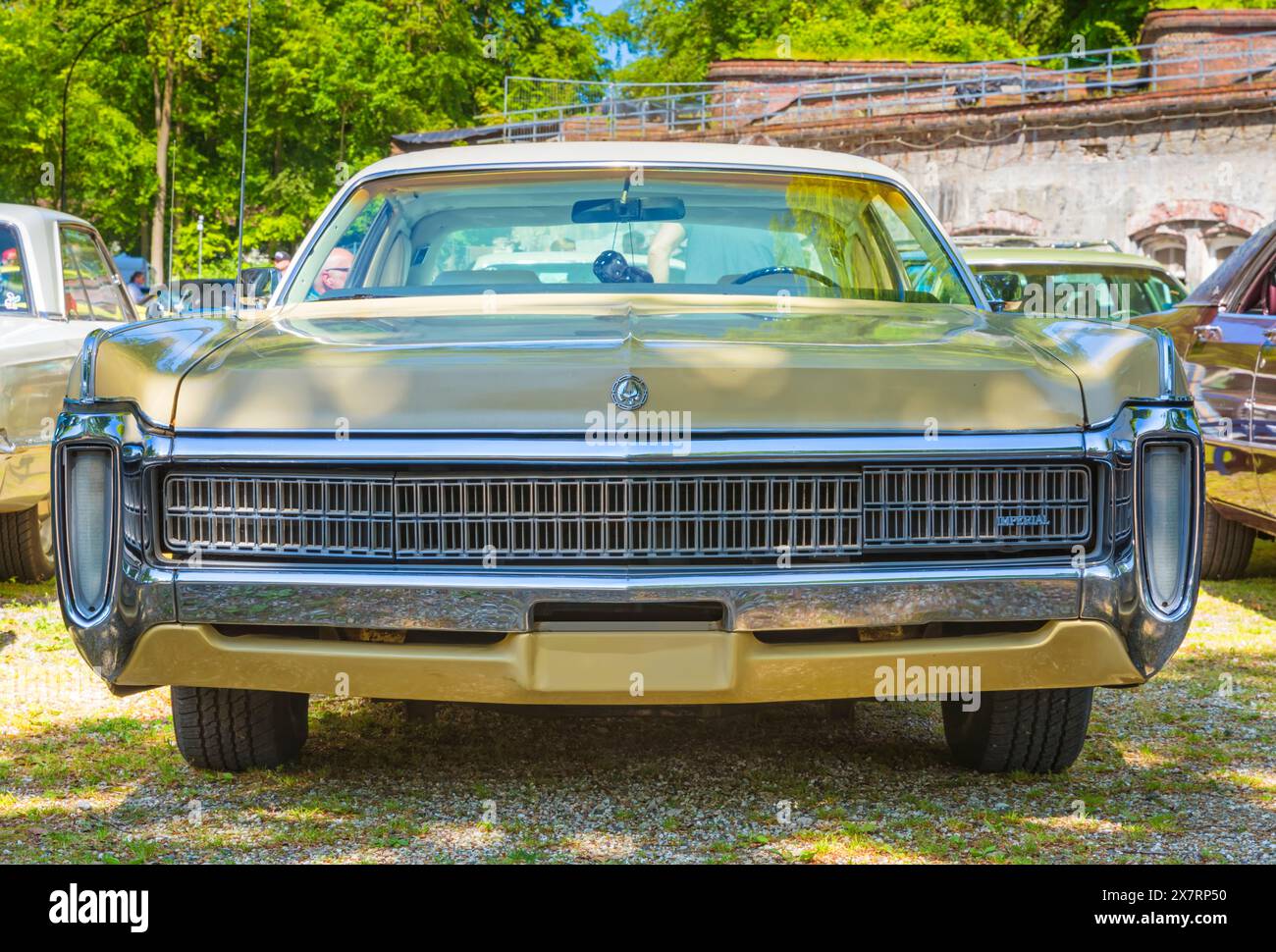 Stade, Germania – 11 maggio 2024: Vista frontale ad angolo basso dell'hardtop muscle car Imperial le Baron del 1972 esposta al Mopar Spring Fling Meeting ed ex Foto Stock