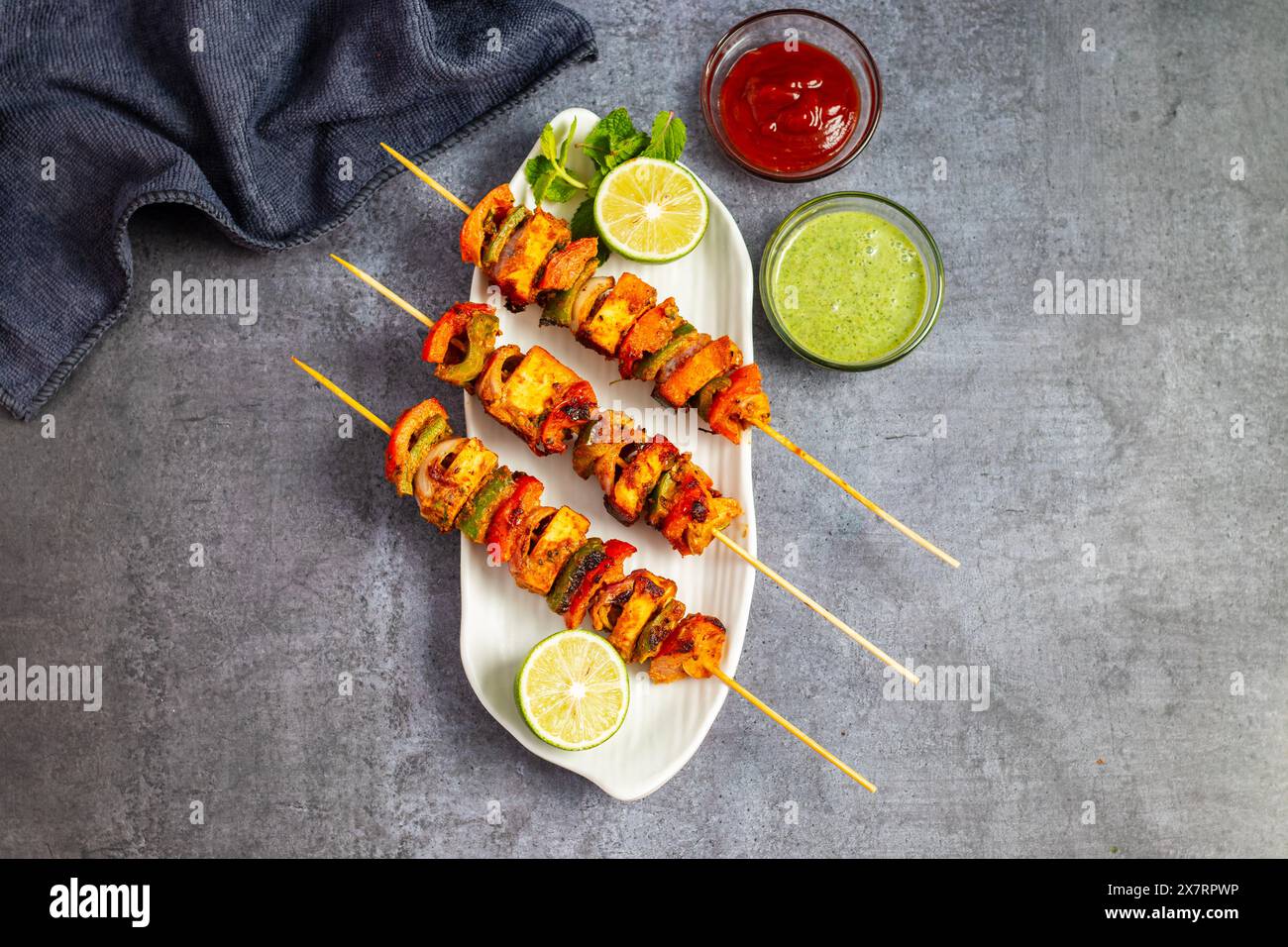 Focalizzazione selettiva del famoso piatto indiano Paneer Tikka Masala Tandoor o Paneer Kebab con sfondo scuro. Foto Stock