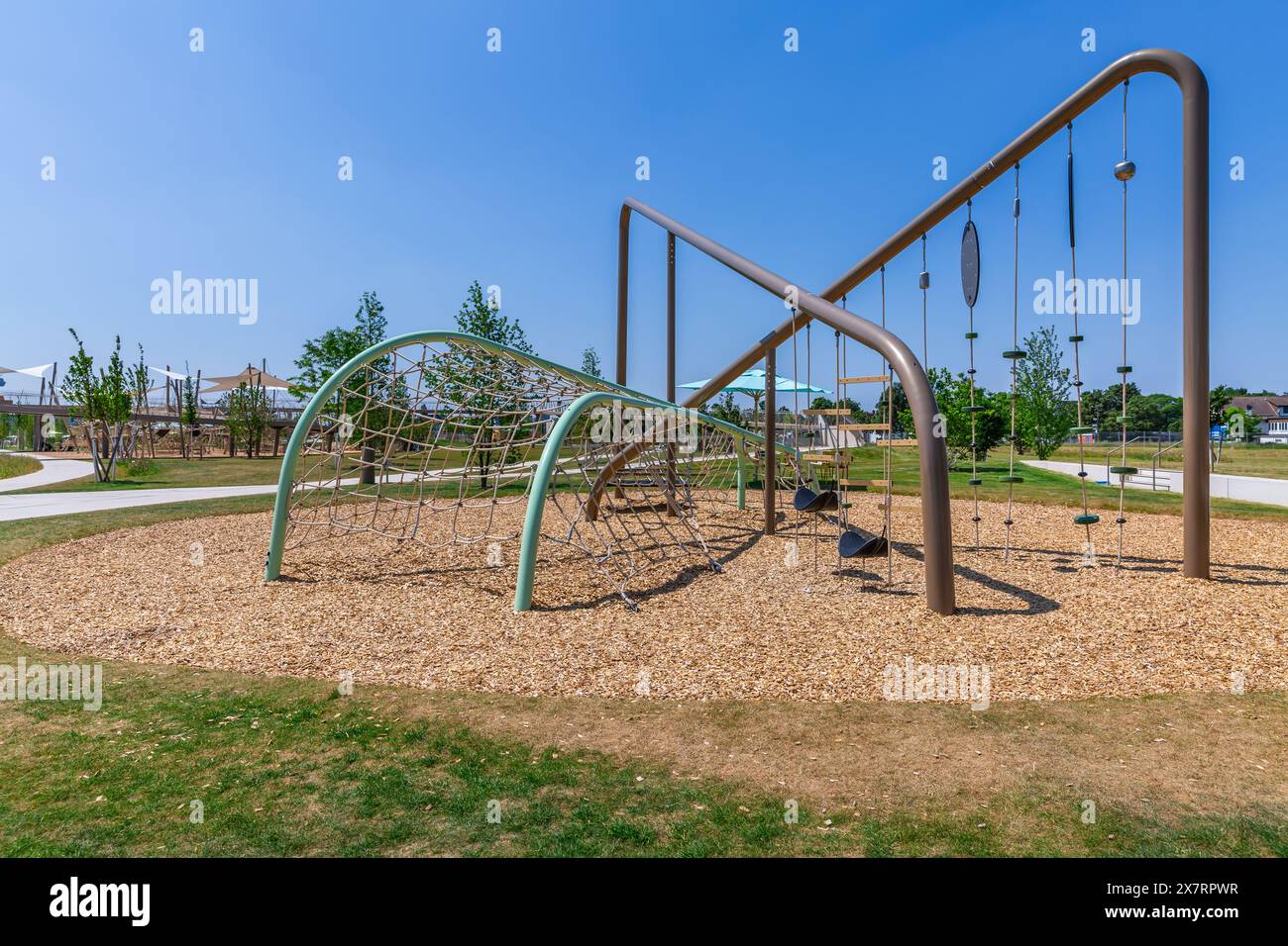 Grande parco giochi pubblico con scivoli e cornice per arrampicate, panorama della moderna area urbana Foto Stock