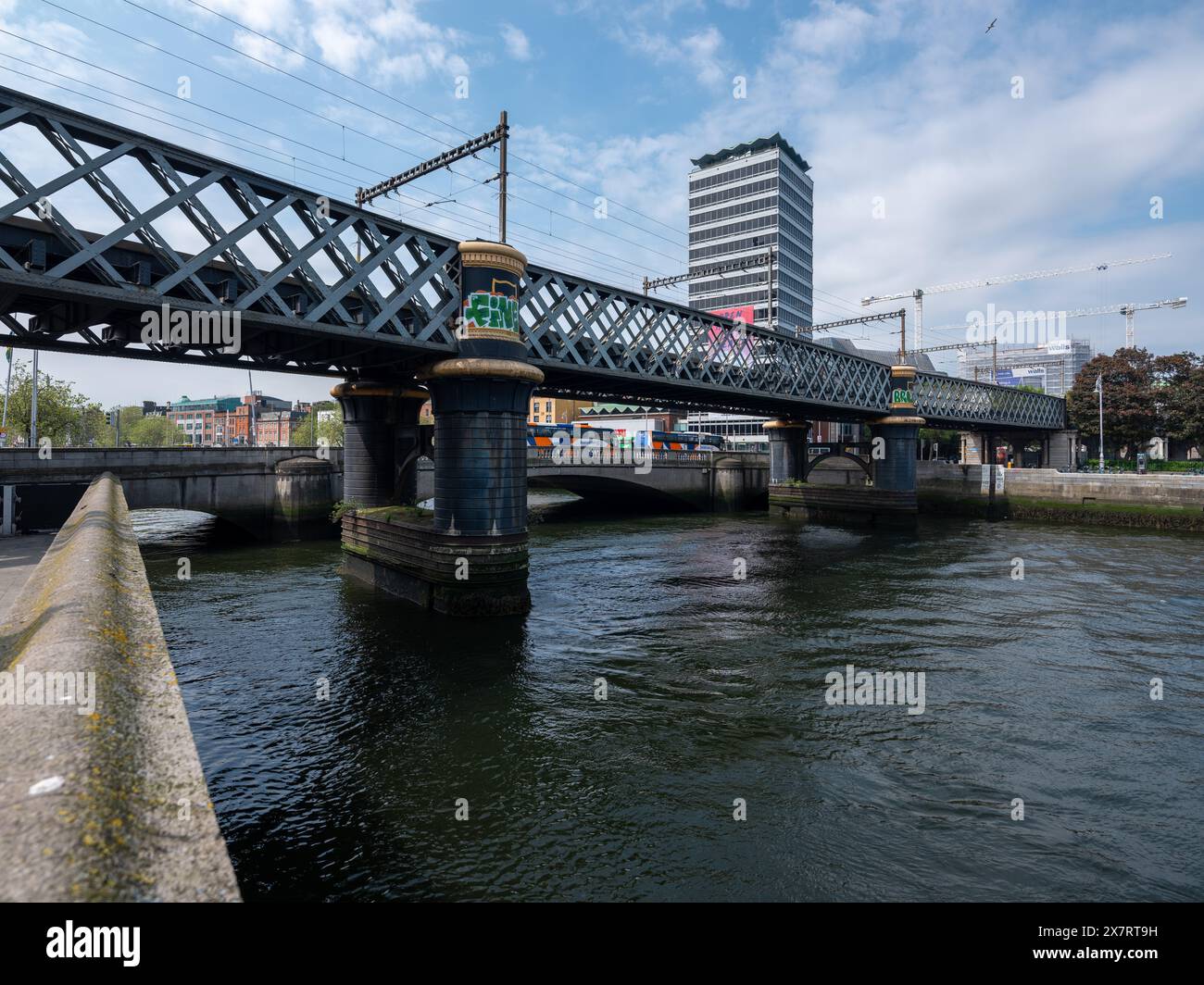 Un ponte ferroviario che attraversa il fiume Liffey nel centro di Dublino, Irlanda. Foto Stock