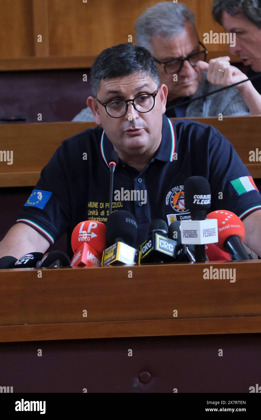 Italia: Campi Flegrei, bradisismo Pozzuoli il sindaco Luigi Manzoni convoca una conferenza stampa per fare il punto della situazione dopo lo sciame sismico di ieri in cui il tremore più forte era 4,4 sulla scala Richter ABP02185 Copyright: XAntonioxBalascox Foto Stock