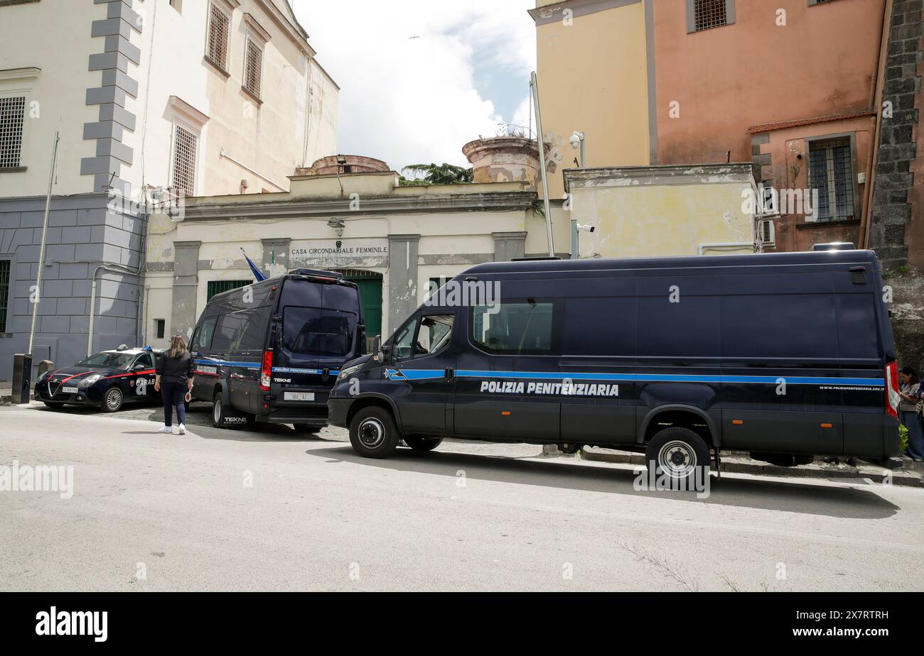 Napoli, Italia. 21 maggio 2024. I poliziotti penitenziari hanno evacuato i detenuti del carcere femminile di Pozzuoli dopo uno sciame sismico che ha registrato circa 160 tremori, di cui uno di magnitudo 4,4, uno dei più forti a colpire la zona da oltre 40 anni, innescando un allarme tra i residenti della zona. molti di loro hanno trascorso la notte all'aperto. Credito: Agenzia fotografica indipendente/Alamy Live News Foto Stock